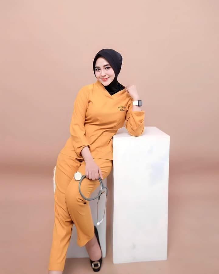 CANTIK: Desi berpose saat sesi pemotretan. Dia seorang bidan yang juga aktif di dunia kecantikan