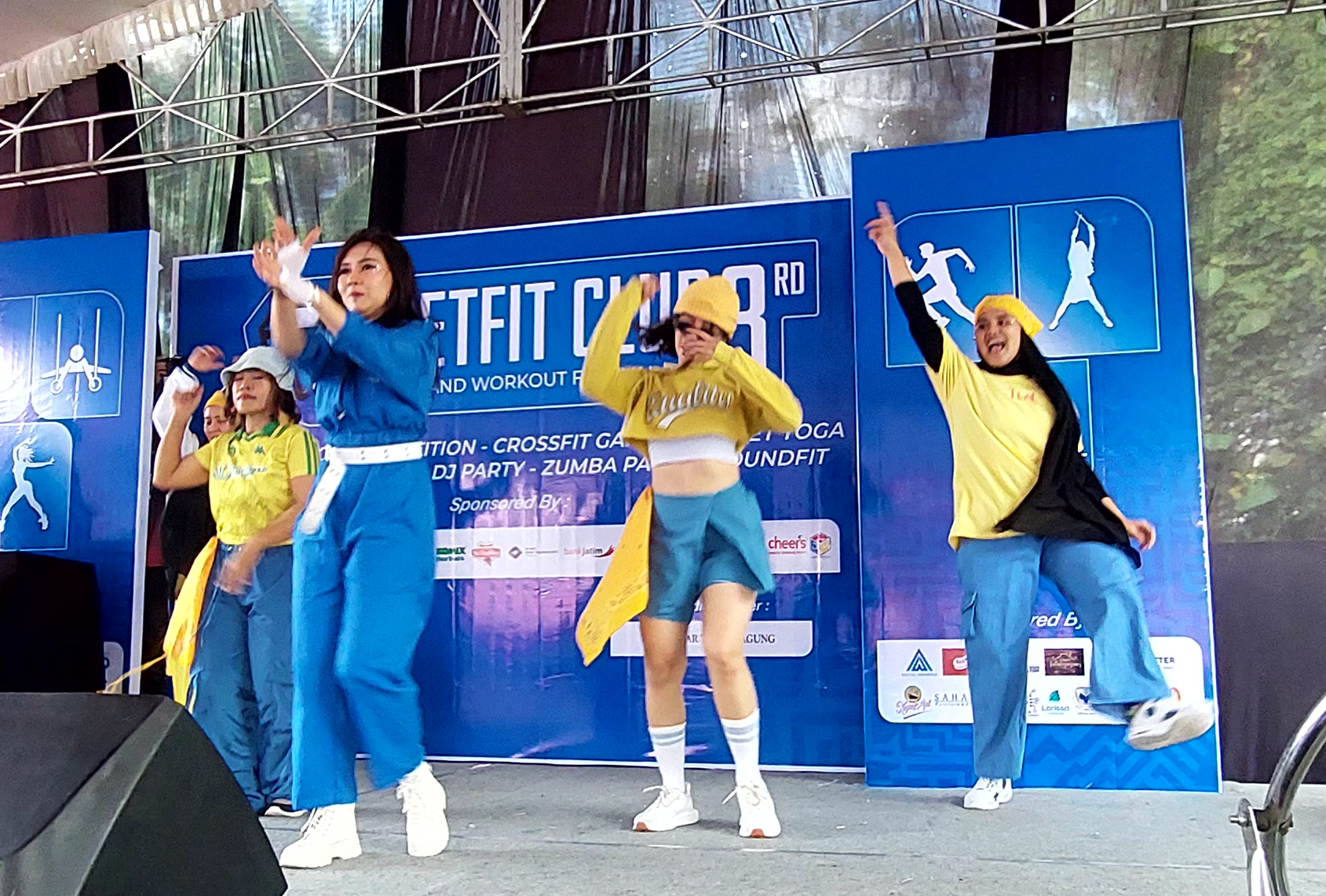 CERIA: Instruktur zumba memimpin peserta untuk menggerakkan badan.