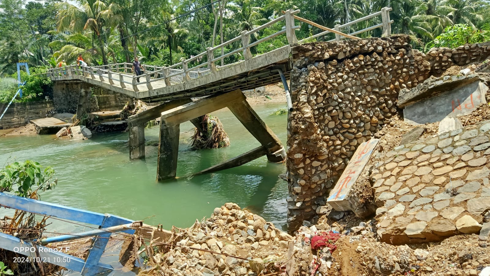 HARUS MEMUTAR: TRC BPBD Trenggalek bersama pihak terkait ketika meninjau lokasi jembatan di Desa Tawing, Kecamatan Munjungan yang roboh.