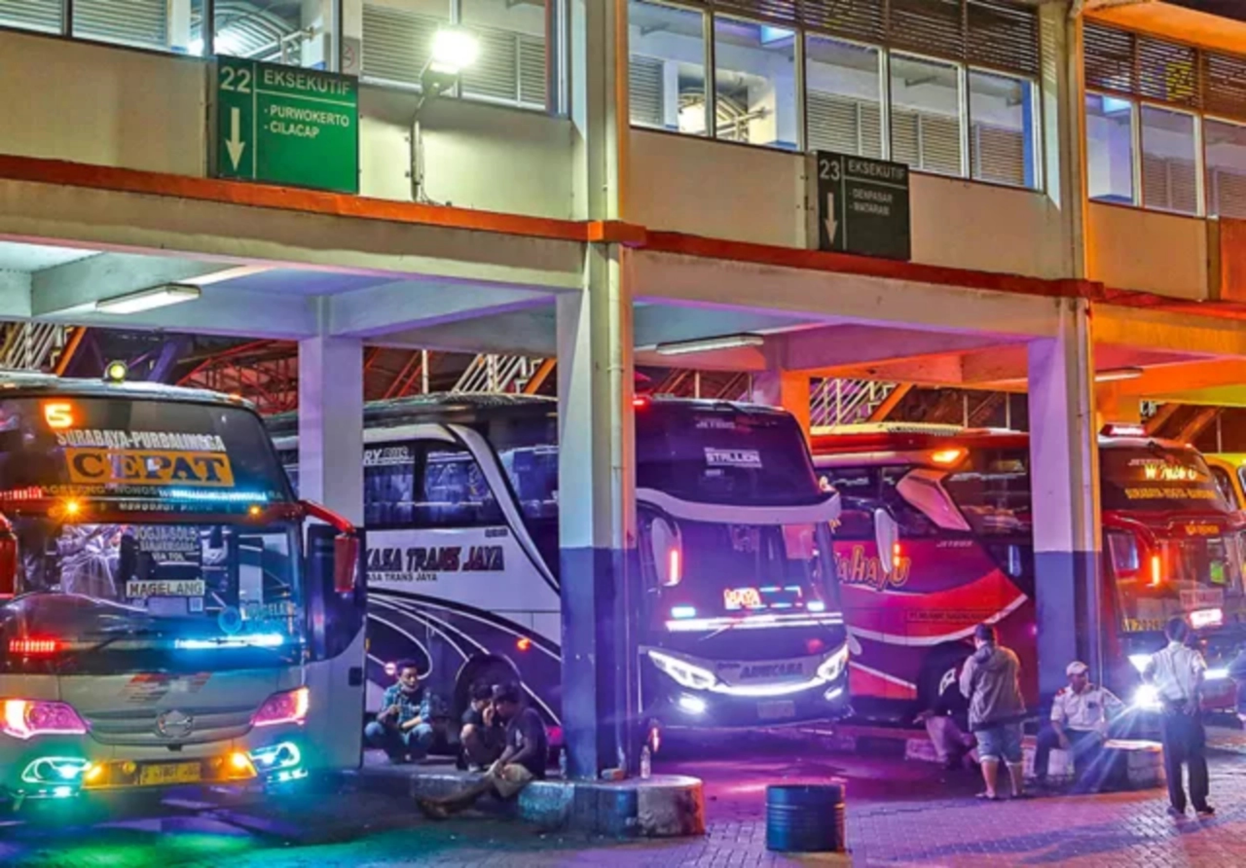 Dereta bus AKAP di Terminal Purabaya (DIPTA WAHYU/JAWA POS)