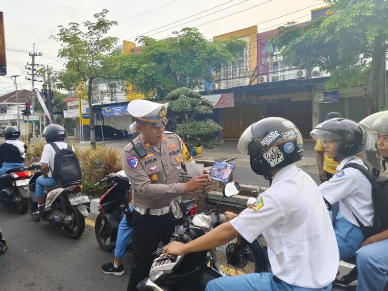 CEGAH LAKA: Polisi mengedukasi pengendara motor agar taat berlalulintas.