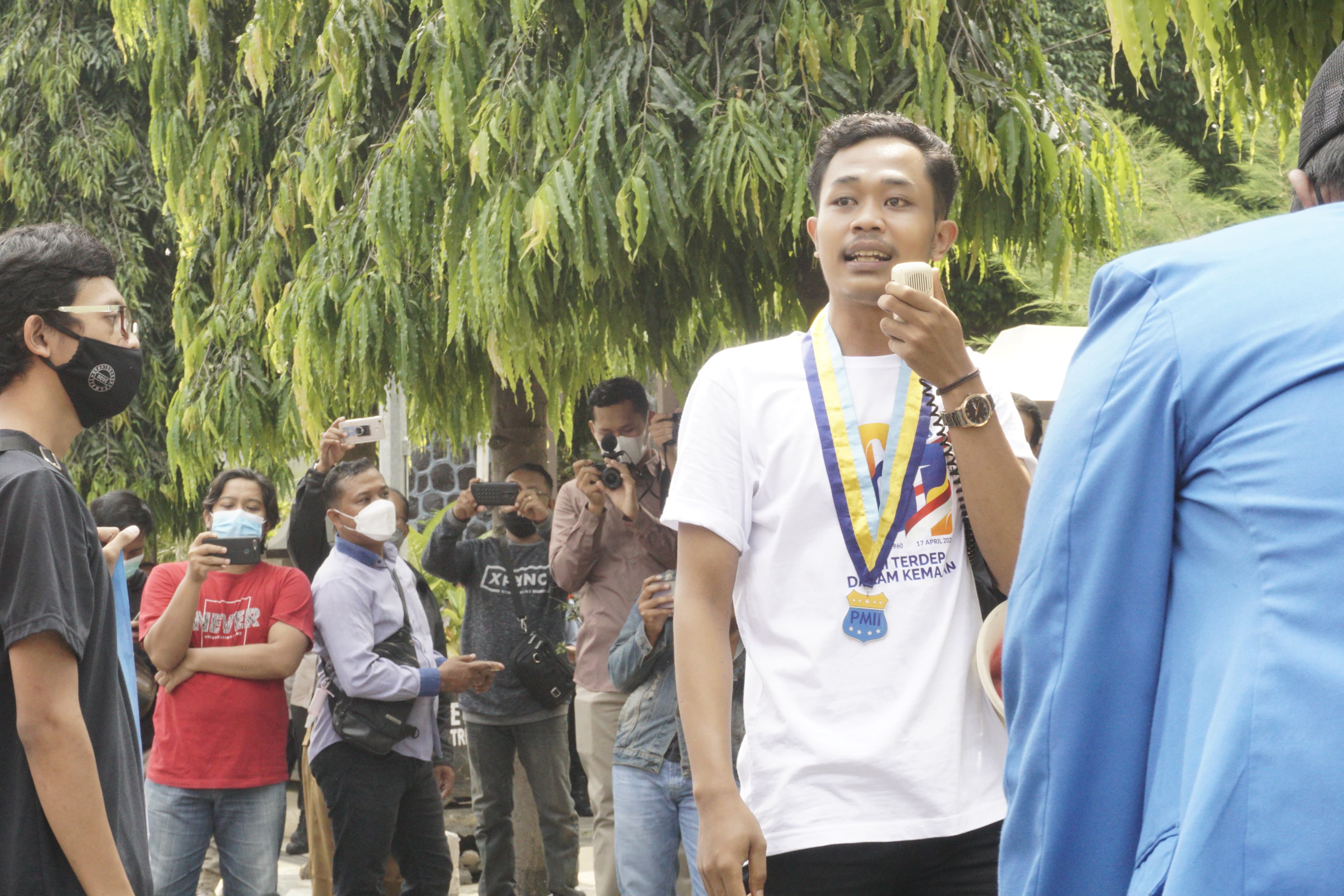 SEMANGAT: Ketua Cabang PMII Trenggalek Masjudin saat aksi damai.