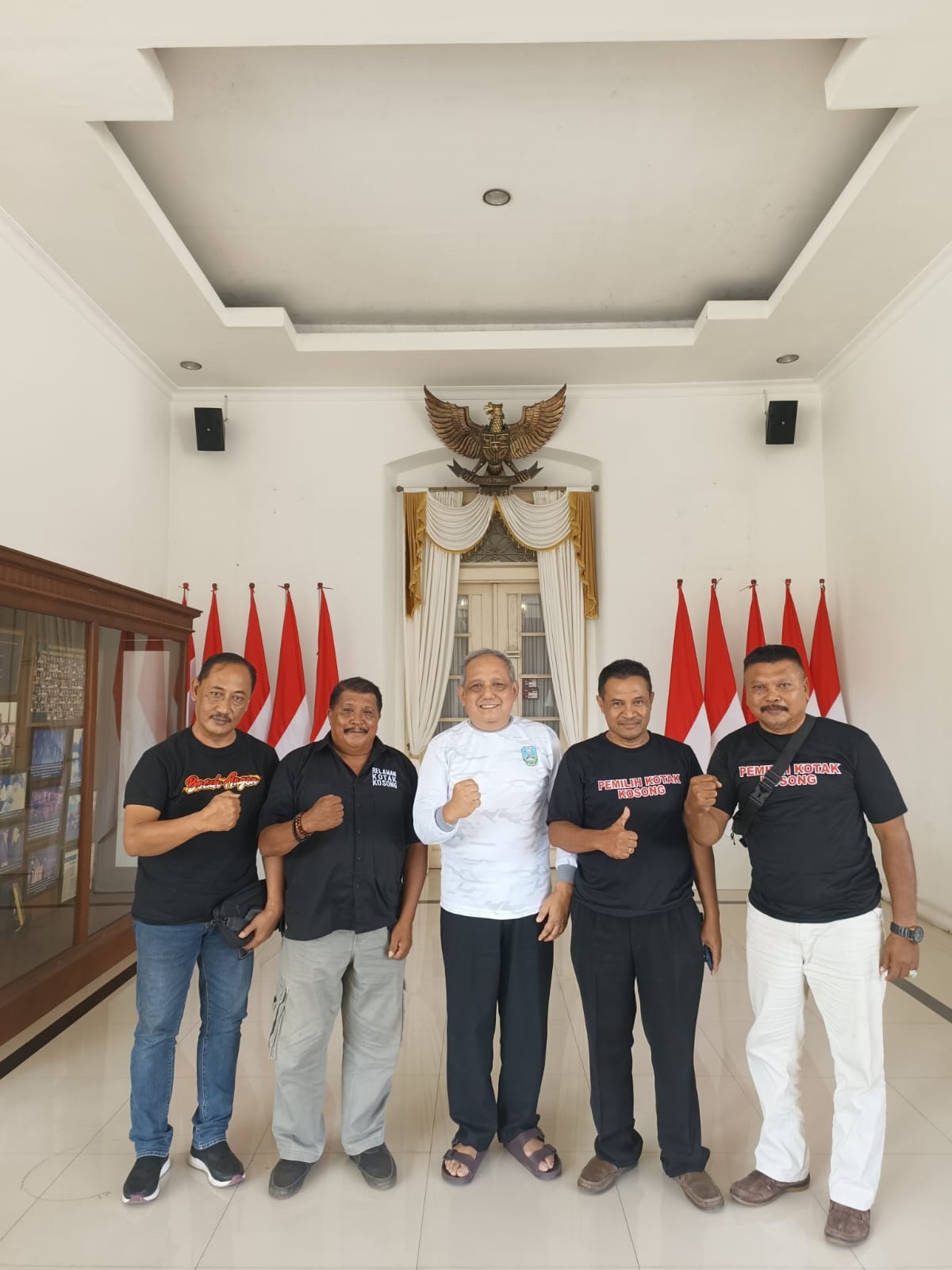 TAK BAHAS APAPUN : Foto Pjs Bupati Ponorogo, Joko Irianto (tengah) bersama empar relawan kotak kosong Trenggalek yang beredar luas di dunia maya