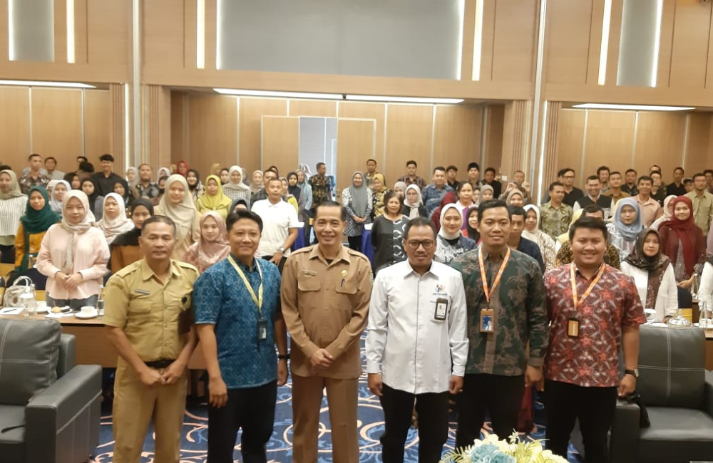 SINERGI: Kepala Dinkop UM Tulungagung Slamet Sunarto foto bersama narasumber dan petugas enumerator program PL-KUMKM 2024 di Azana Style Hotel pada Selasa (29/10) pagi.