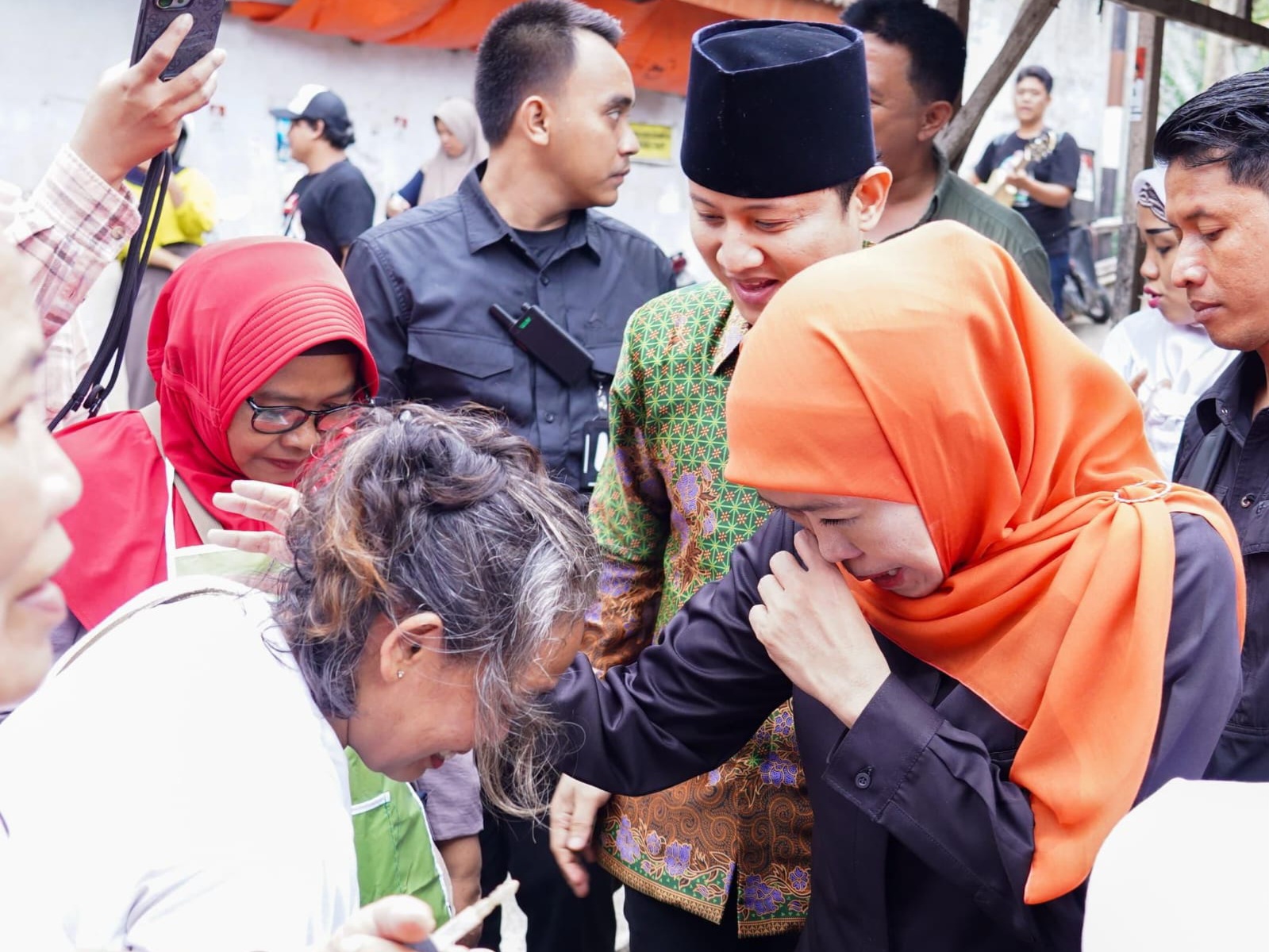 Cagub Jawa  Timur Khofifah Indar Parawansa didampingi Cabup Trenggalek Moch Nur Arifin blusukan di Pasar Subuh pada Jumat (1/11). (Tim Khofifah-Emil)