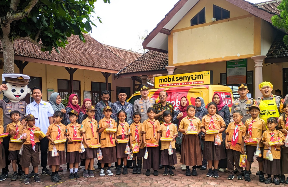 KOMPAK: Kapolres Tulungagung AKBP Taat Resdi bersama siswa-siswi SDN 1 dan 3 Tanggunggunung, usai membagikan makan bergizi gratis.