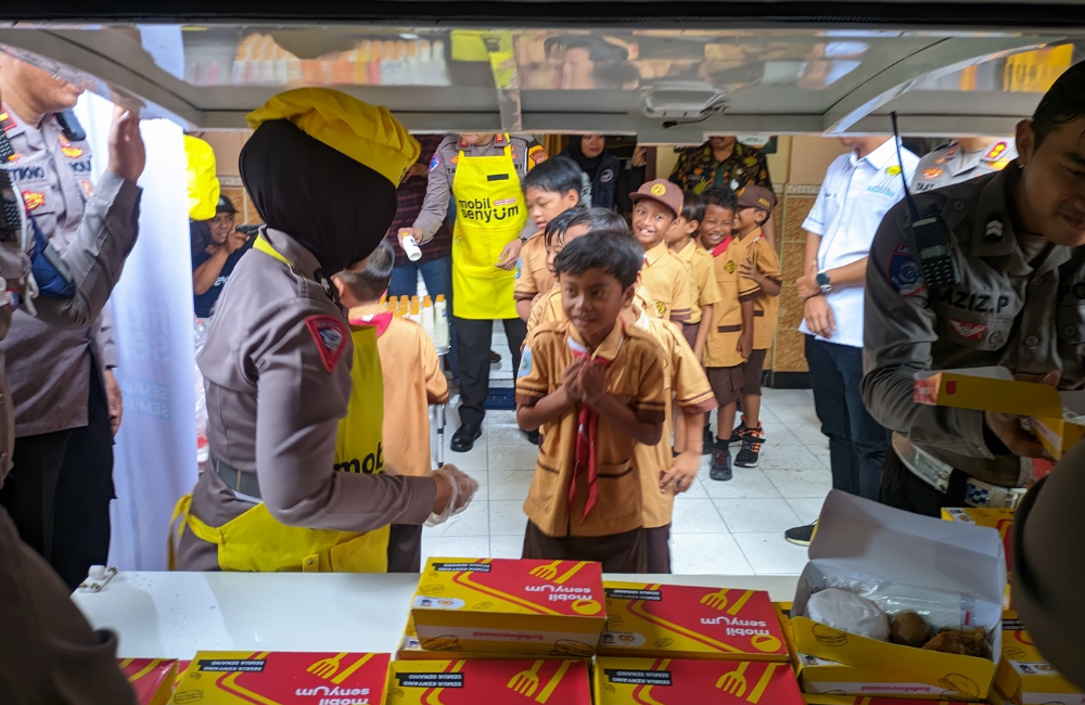 SABAR: Salah satu siswa sedang mengantre untuk mendapatkan makan bergizi gratis di SDN 1 Tanggunggunung.
