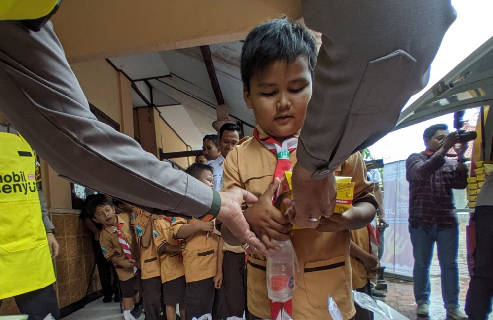 SENANG: Salah satu siswa menerima makan bergizi gratis.