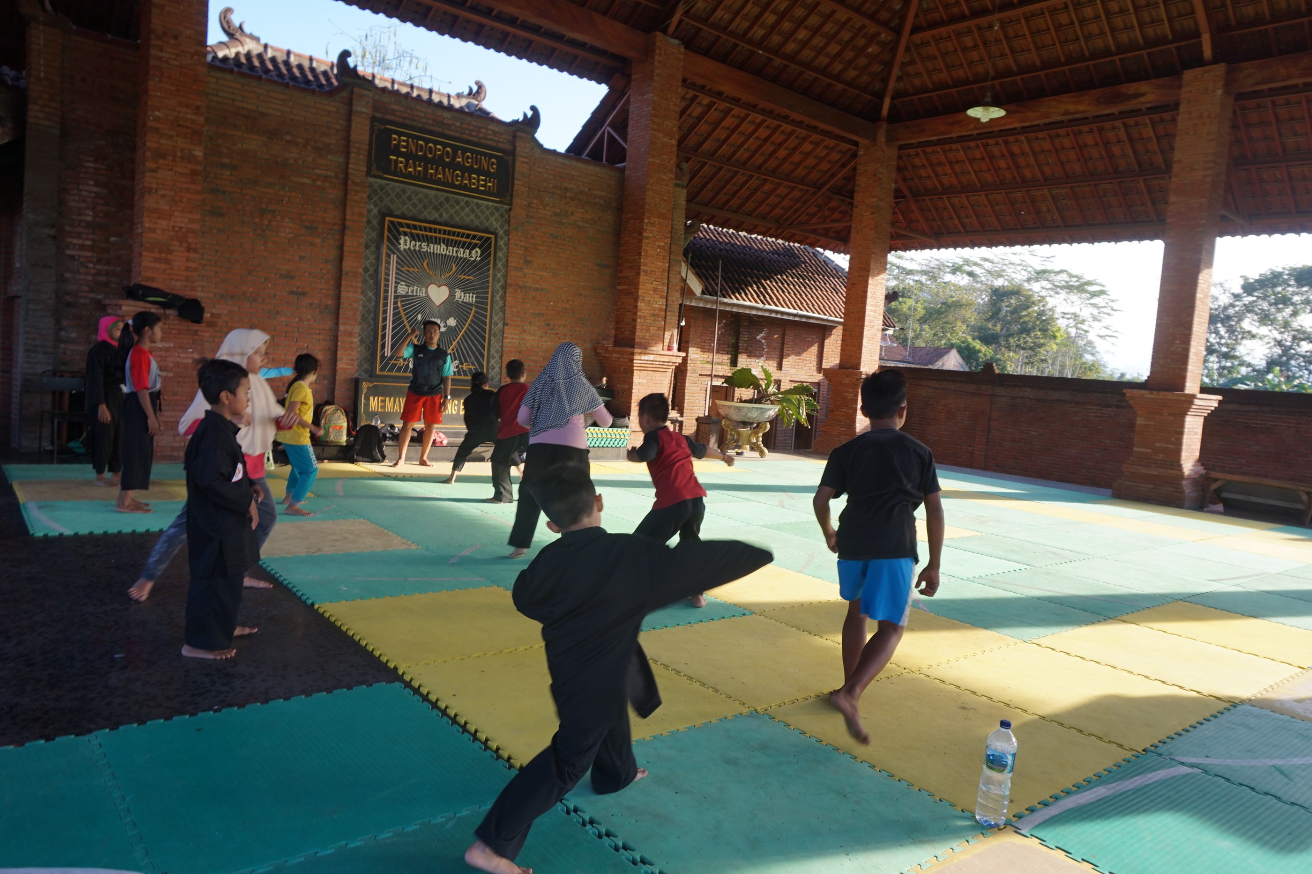 LINCAH: Sejumlah anak berlatih silat. Cabor tersebut meraih hasil manis dalam Popda Jatim 2024