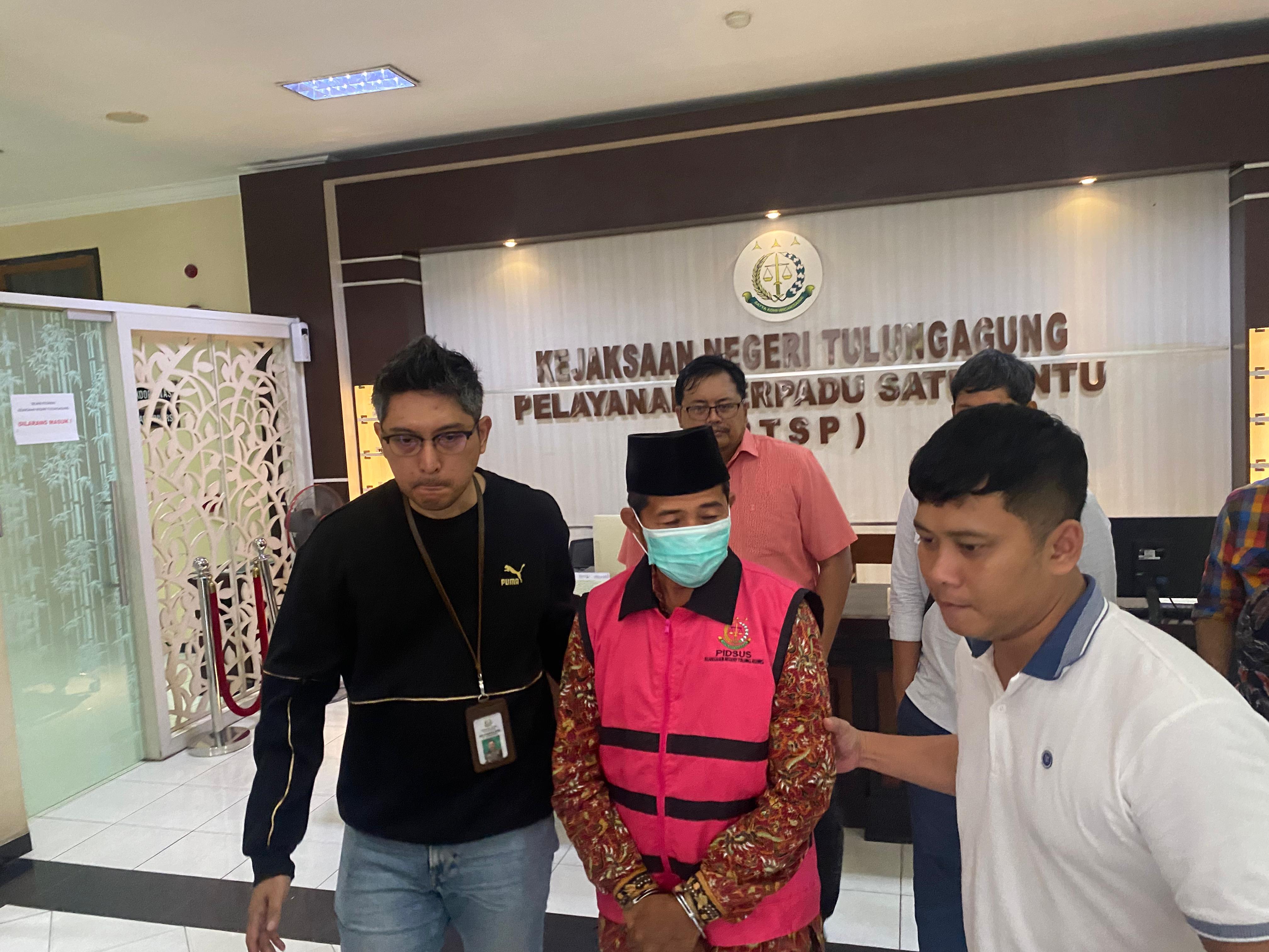Eks Wakil Ketua DPRD Kabupaten Jayapura Jumadi Kamto saat dibawa Kejari Tulungagung ke Lapas Kelas II B Tulungagung, Jumat (1/11). (AZIZ MN/RADAR TULUNGAGUNG)