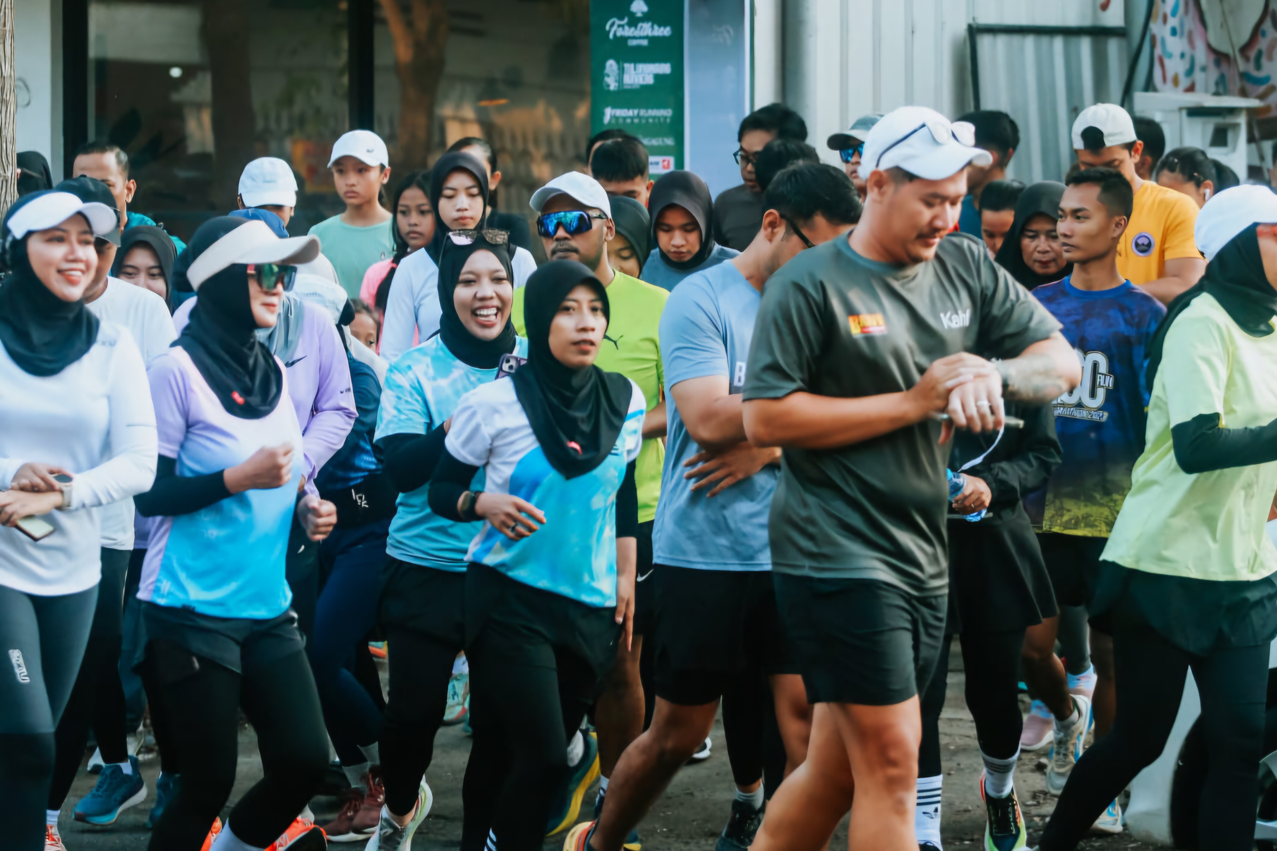 Pelari dari Tulungagung dan sekitarnya mengikuti event Sunday Market Run, Minggu (3/11). (RISQI ADY SOFYAN UNTUK RADAR TULUNGAGUNG)