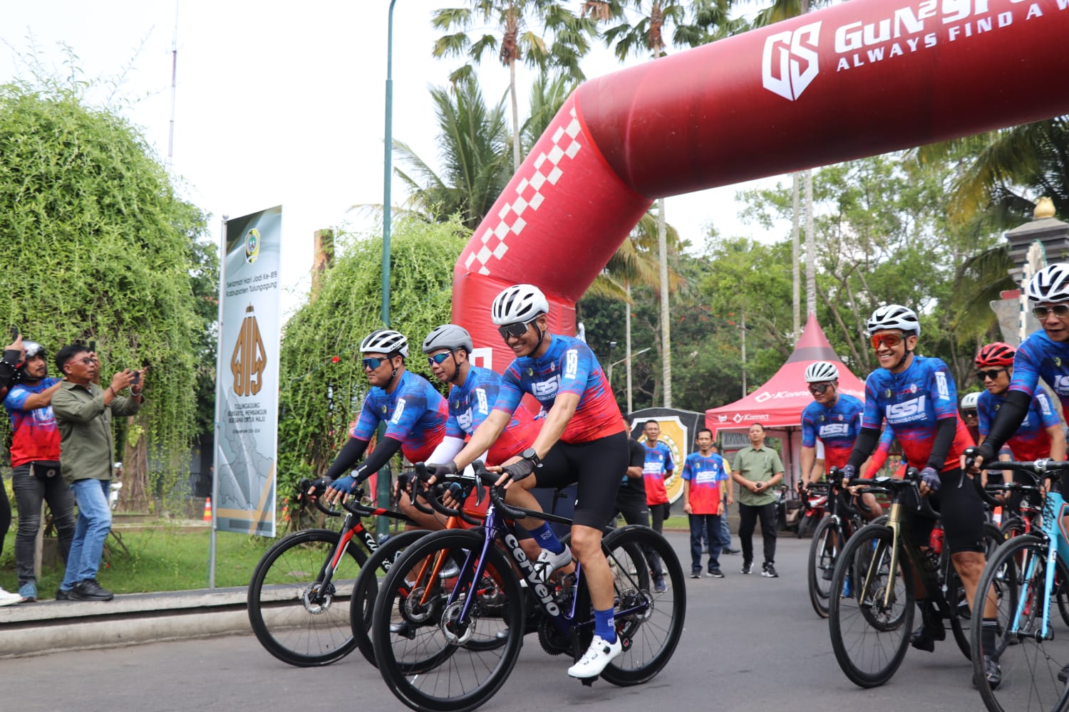 Pj Bupati Tulungagung Heru Suseno dan anggota ISSI Tulungagung saat me-launching HELL2MAN 2024, Minggu (3/11/2024).