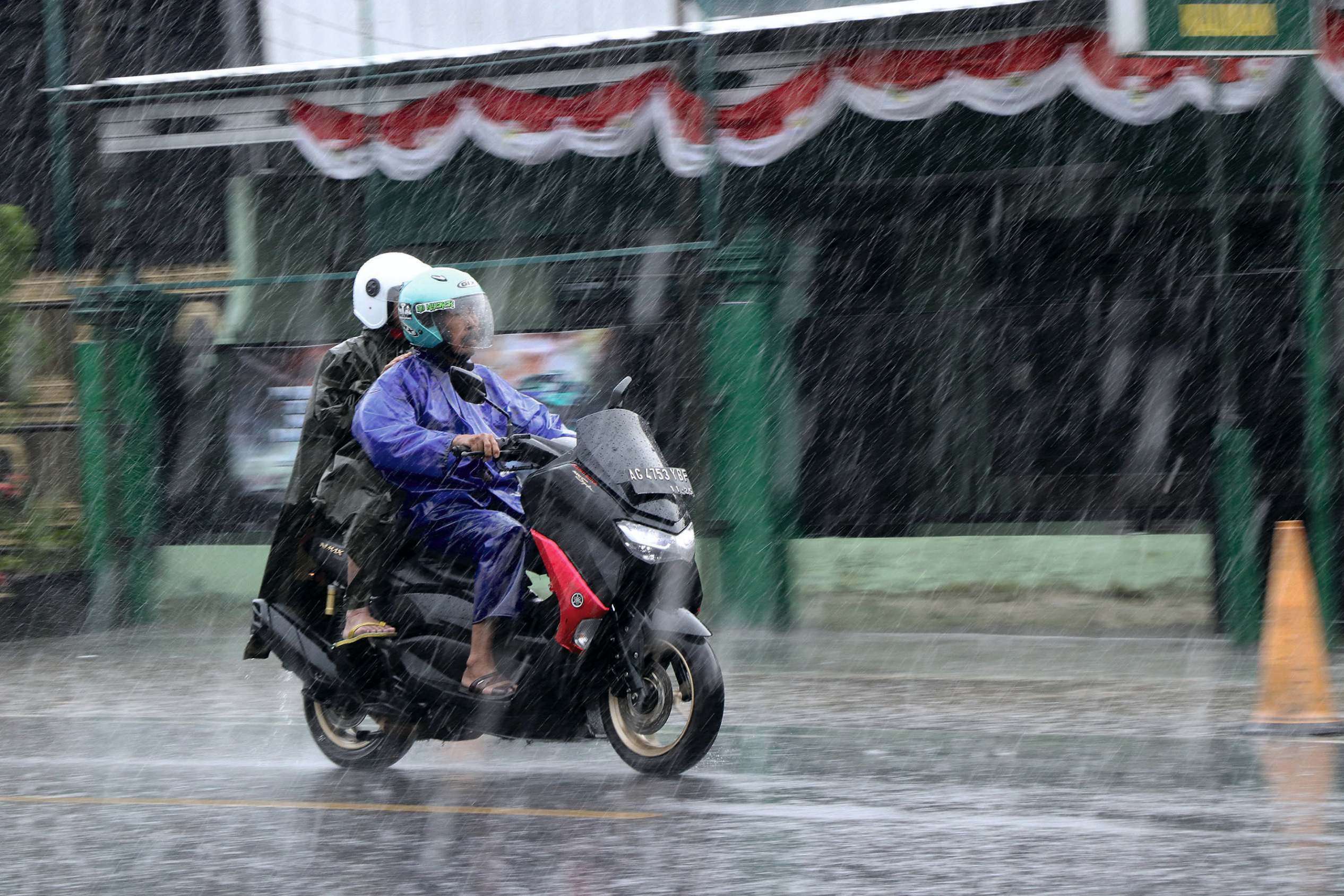 Hujan mulai sering mengguyur Tulungagung beberapa hari belakangan (YOGA DD/RADAR TULUNGAGUNG)