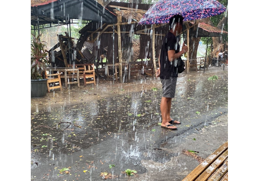 AWAS: Bangunan Warung Ngopi Silaturahmi ambruk dampak hujan deras dan angin kencang yang terjadi pada senin (4/11/2024).