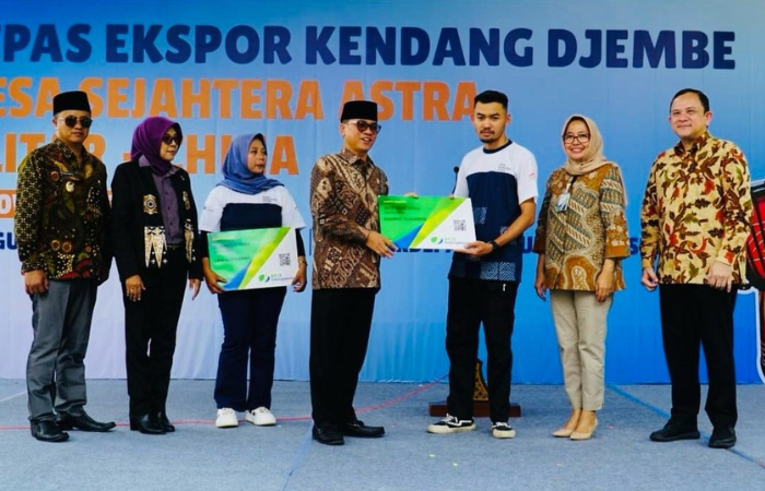Menteri Desa PDT Serahkan kartu kepesertaan Jamsostek kepada Bumdes Kendang Jimbe Blitar.