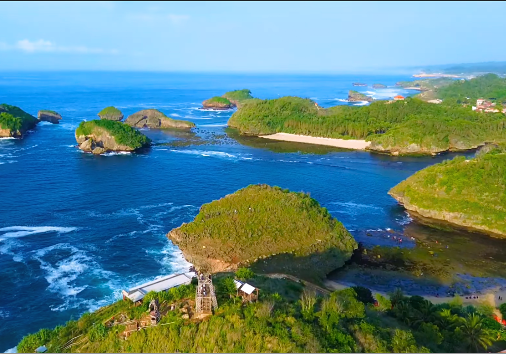 Pantai Kasap Pacitan, sering disebut sebagai Raja Ampatnya Jawa Timur