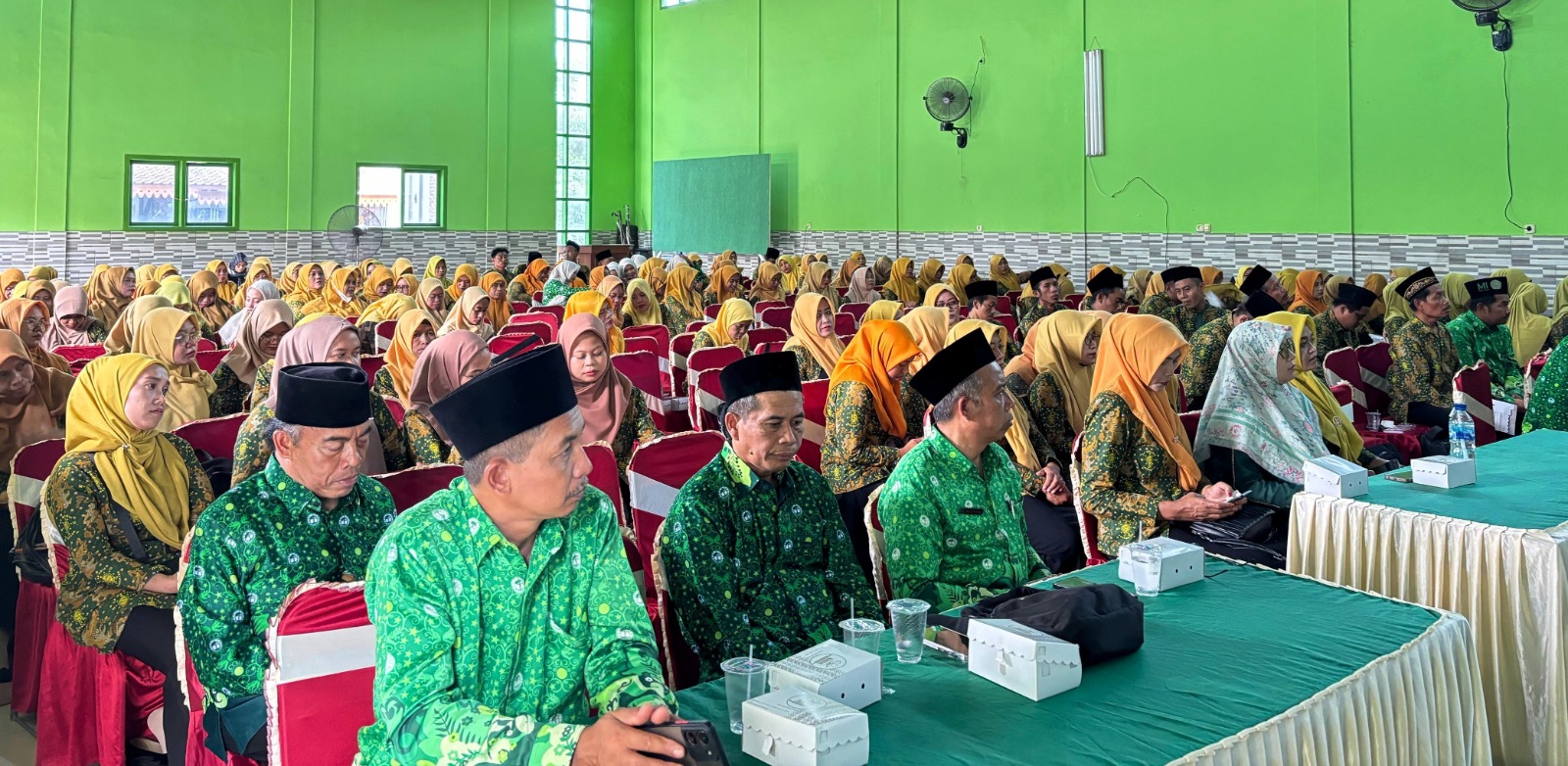 ANTUSIAS : Para guru antusias mengikuti Halaqoh Kebangsaan dan Penguatan Pemahaman Aswaja An-Nahdliyah