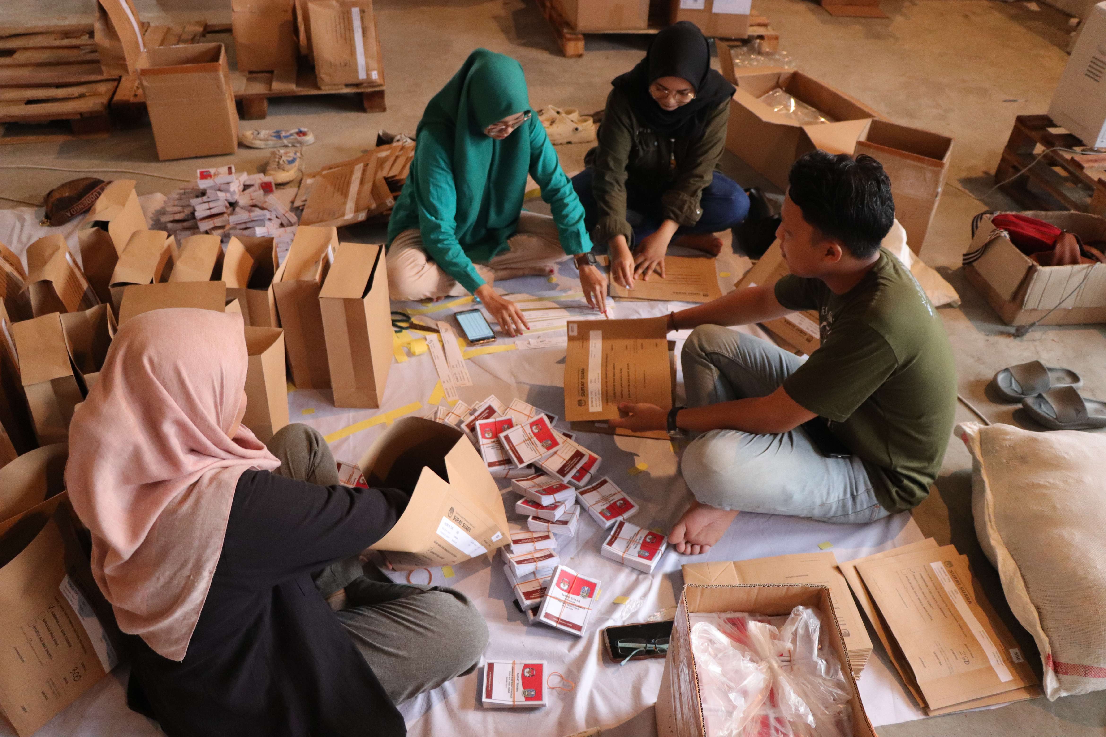 Proses simulasi pengesetan logistik TPS untuk pilkada Tulungagung (YOGA DD/RADAR TULUNGAGUNG)