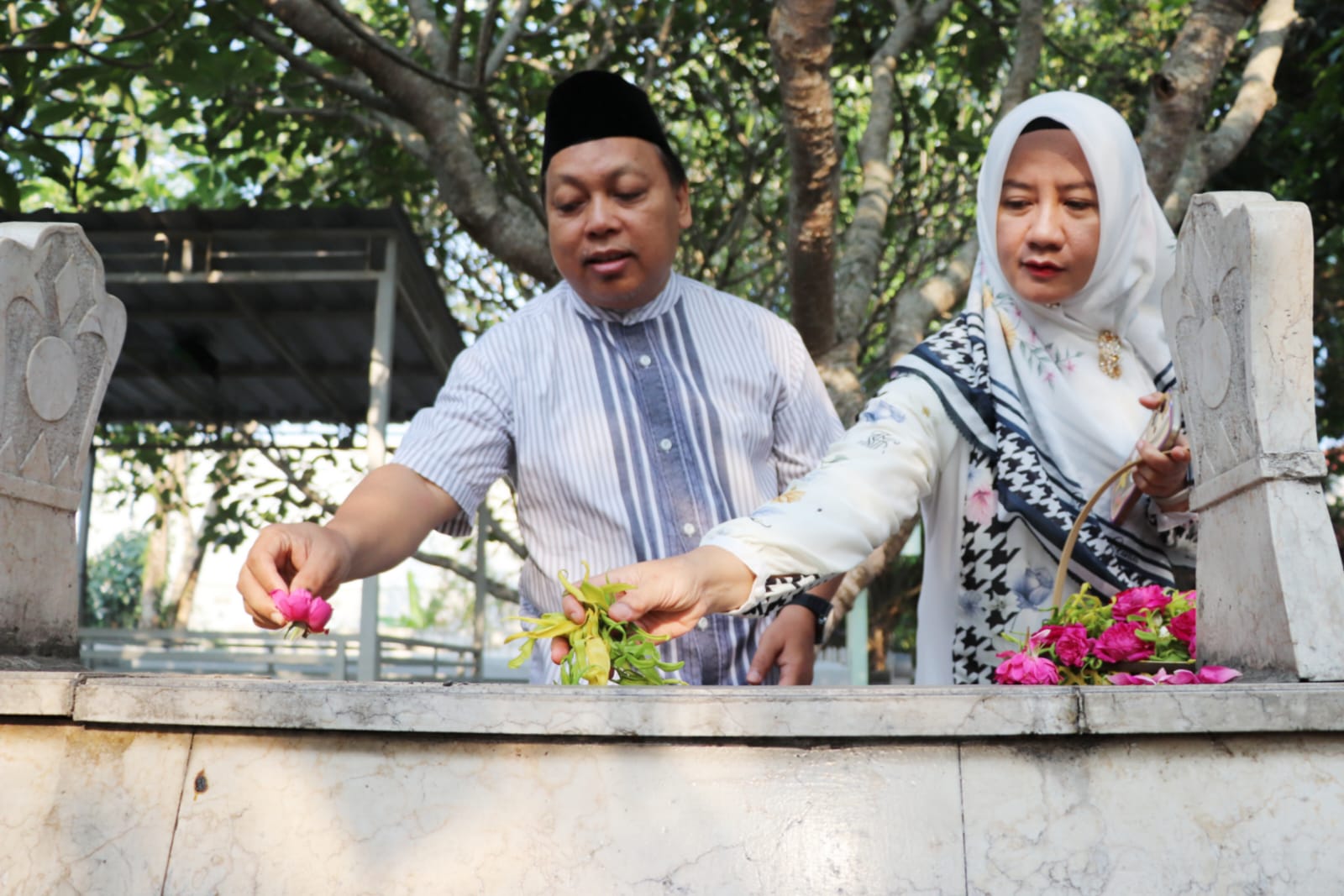 Direktur RSUD dr Iskak, dr Kasil Rokhmad MMRS FISQua, dan istri serta rombongan direksi melakukan ziarah ke&nbsp;makam&nbsp;dr&nbsp;Iskak.