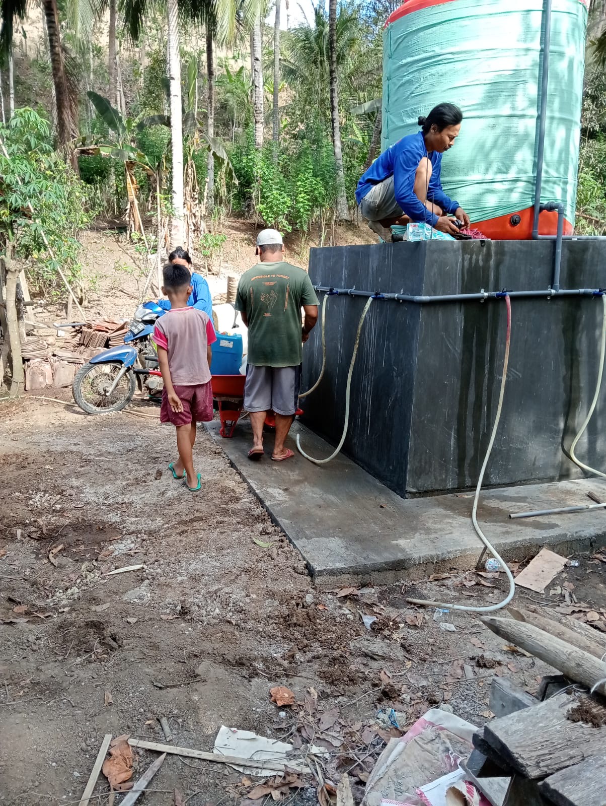 KOMPAK: Warga Desa Kalibatur secara gotong royong membuat tandon untuk air bersih.