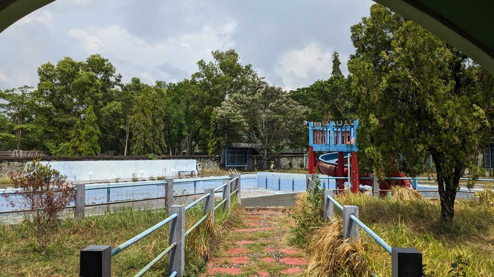 TERBENGKALAI: Kondisi kolam renang Tirta Jawalita yang sudah lama tak difungsikan.