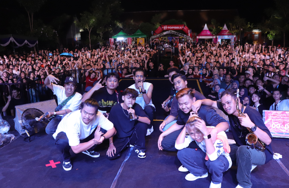 MERIAH: Penampilan Aftershine di SMAN 1 Tulungagung memukau para penonton.