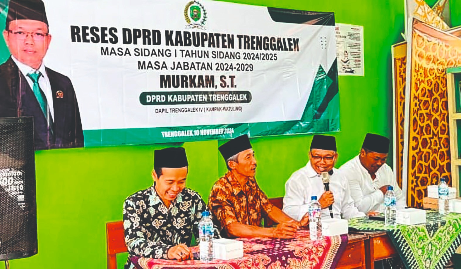 SERAP ASPIRASI : Murkam saat reses yang berlangsung di MI Pakel Kecamatan Watulimo pada Minggu (10/11). Dia menerima banyak masukan dari peserta reses, utamanya keluhan atas banyaknya&nbsp;jalan&nbsp;rusak