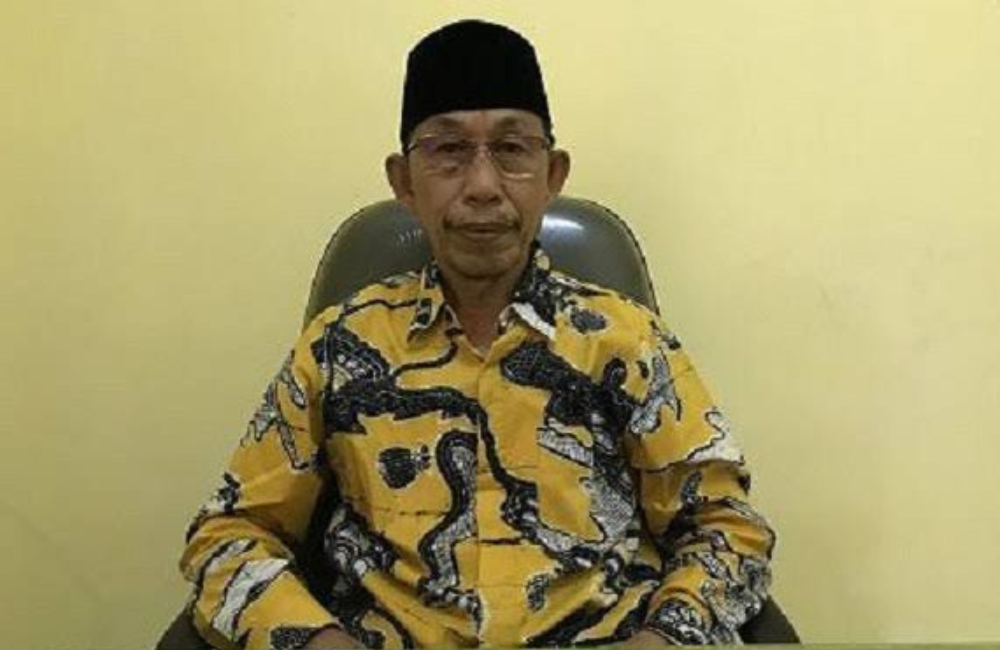 SEMANGAT : Sebelum dimulai, ketua DPD Partai Golkar Tulungagung, KH Asmungi Zaini memberi sambutan ke ribuan peserta senam massal.