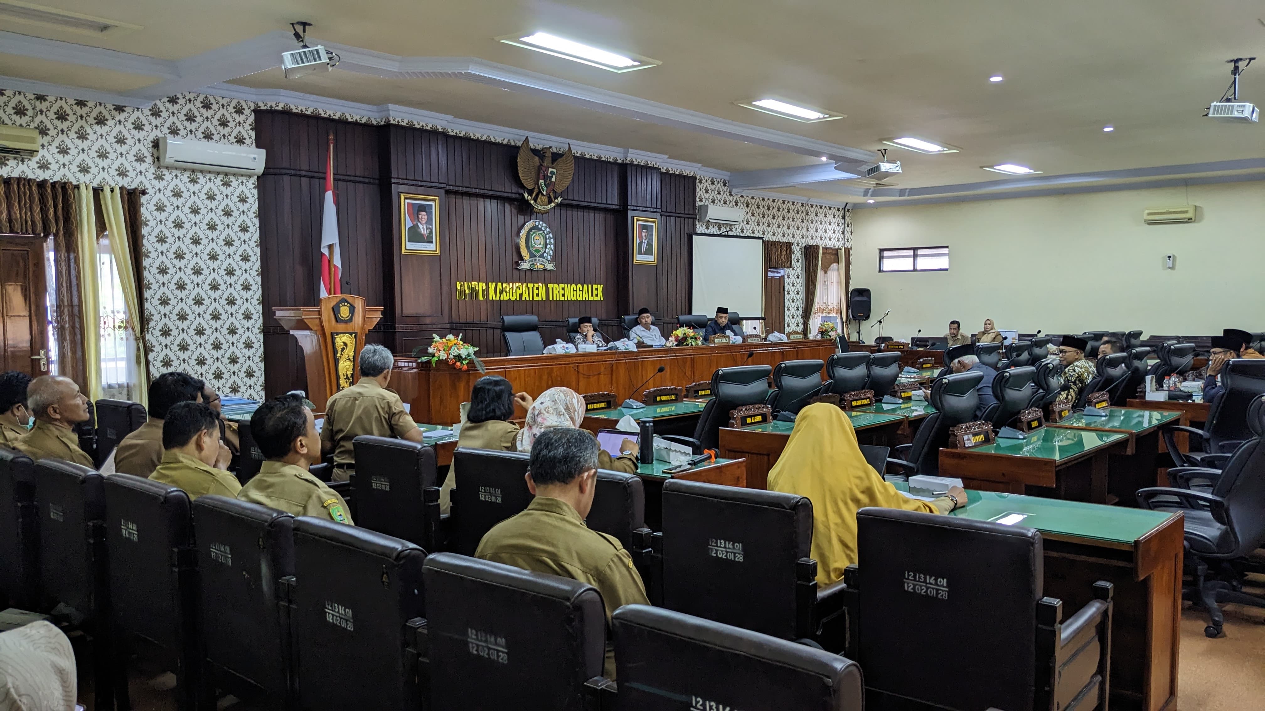 WAJIB TEPAT SASARAN: Ketua DPRD Trenggalek Doding Rahmadi memimpin rapat antara banggar dan TAPD untuk membahas penghematan APBD 2025.