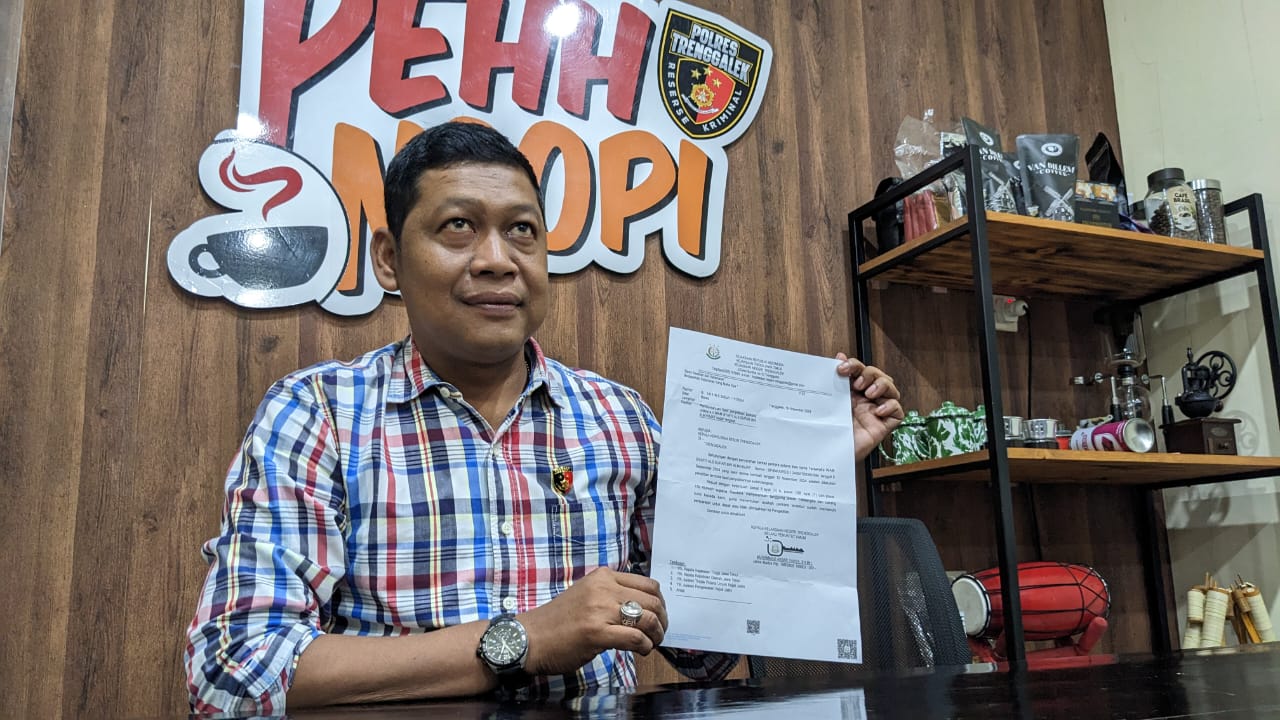 INI LHO BUKTINYA: Kasat Reskrim Polres Trenggalek AKP Zainul Abidin menunjukkan surat resmi terkait dugaan kasus kiai hamili santriwati.