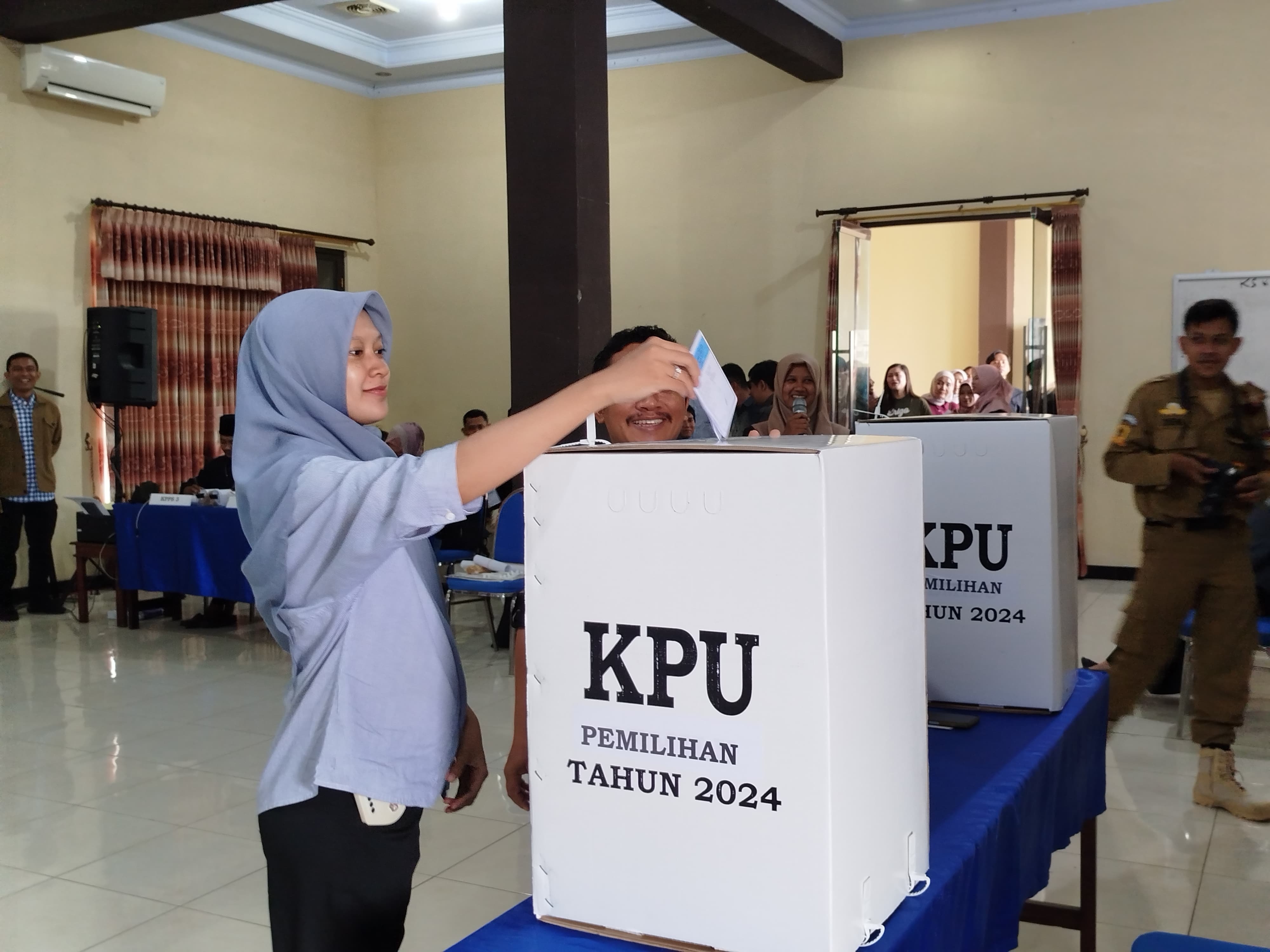 PAHAMI ALUR: Proses simulasi pilbup dan pilgub yang diselenggarakan KPU dengan melibatkan seluruh PPK.