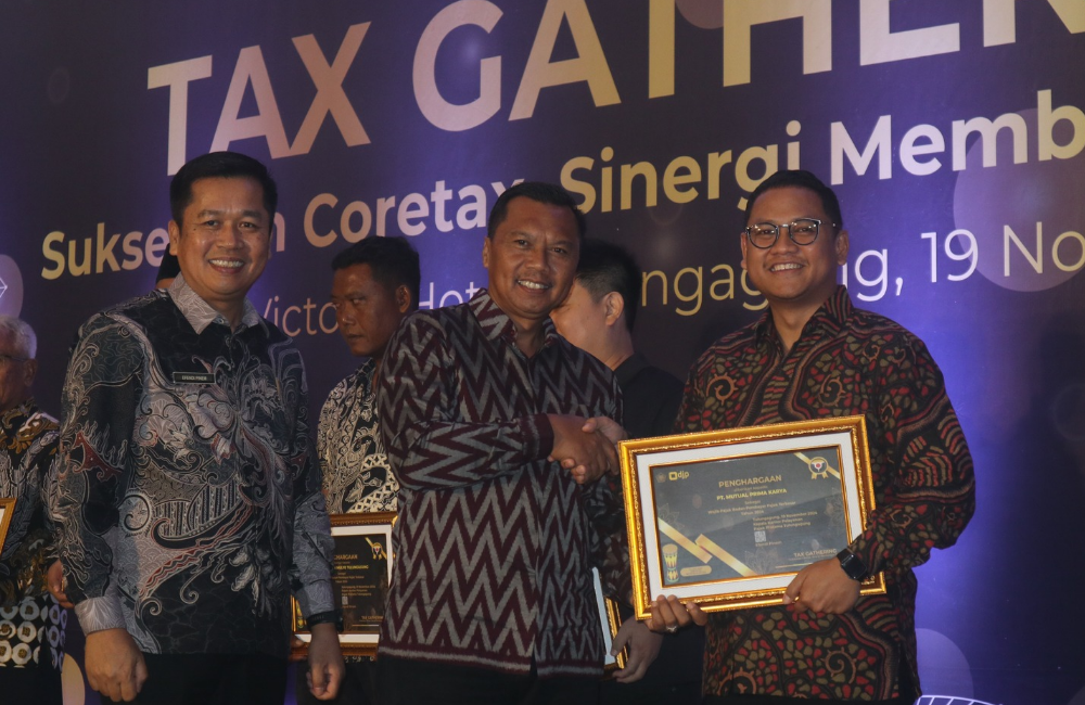 SUKSES: KPP Pratama Tulungagung memberi penghargaan bagi para wajib pajak atas kontribusi kepatuhan pajak 2024.