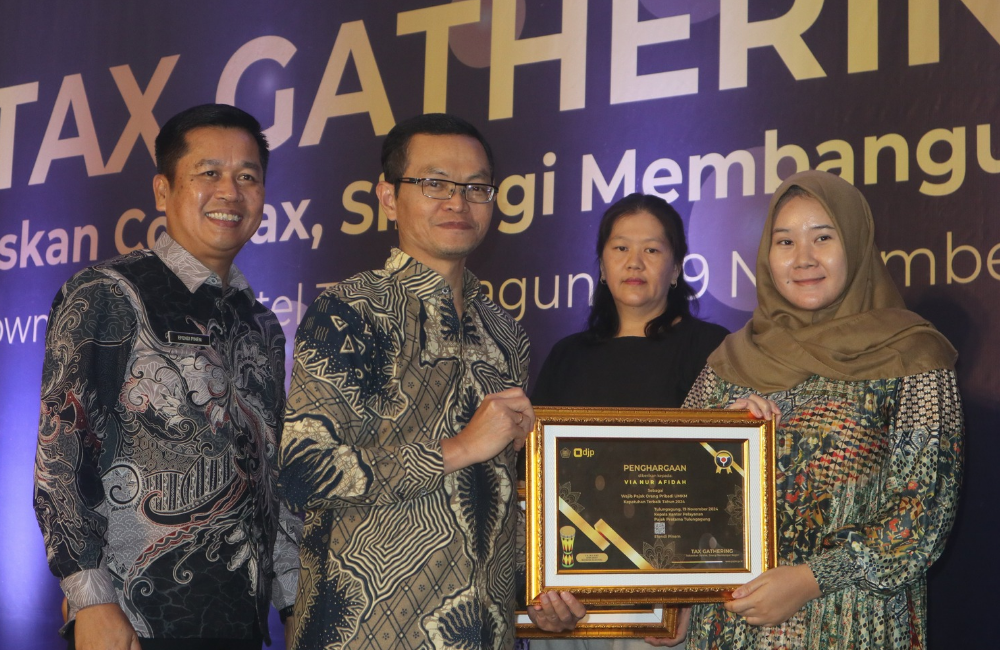 TAAT PAJAK: Kepala KPP Pratama Tulungagung, Efendi Pinem (kanan) dan Vincentius Sukamto, Kepala Bidang Humas Kanwil DJP Jawa Timur III, menyerahkan piagam penghargaan pada para wajib pajak.