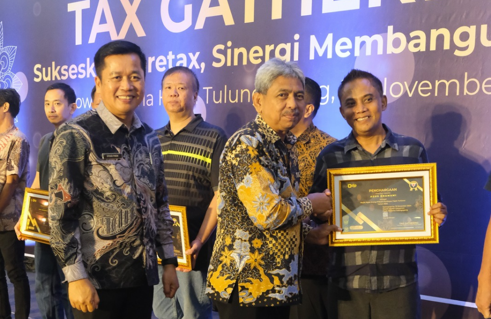 APRESIASI: Penyerahan Piagam dan berfoto bersama penerima penghargaan dalam Tax Gathering di Ballroom Crown Victoria Hotel, Tulungagung.