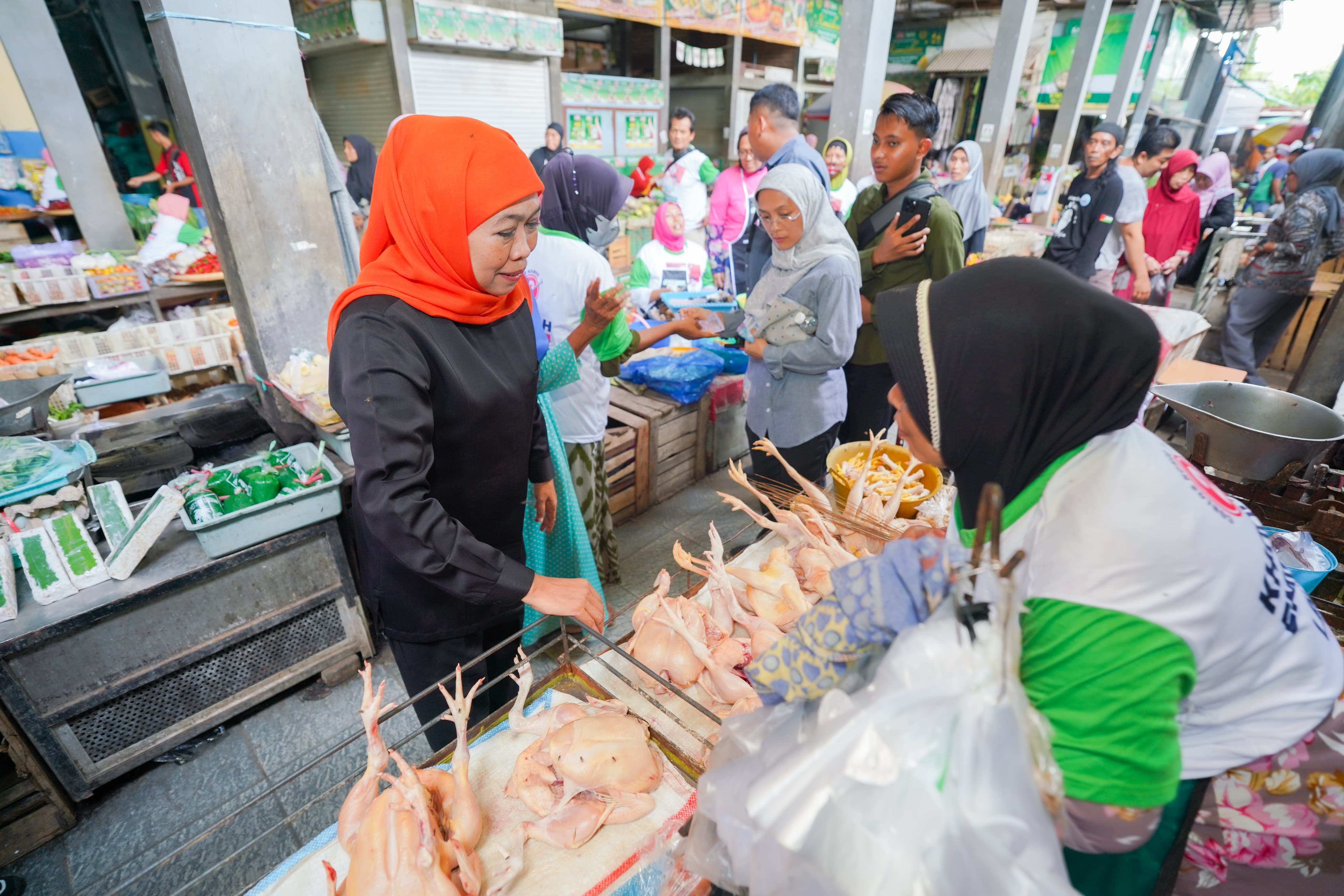RAMAI: Cagub Jatim Khofifah Indar Parawansa blusukan dan menyapa pedagang di Pasar Sidoharjo, Lamongan, Jumat (22/11). (TIM KHOFIFAH-EMIL)