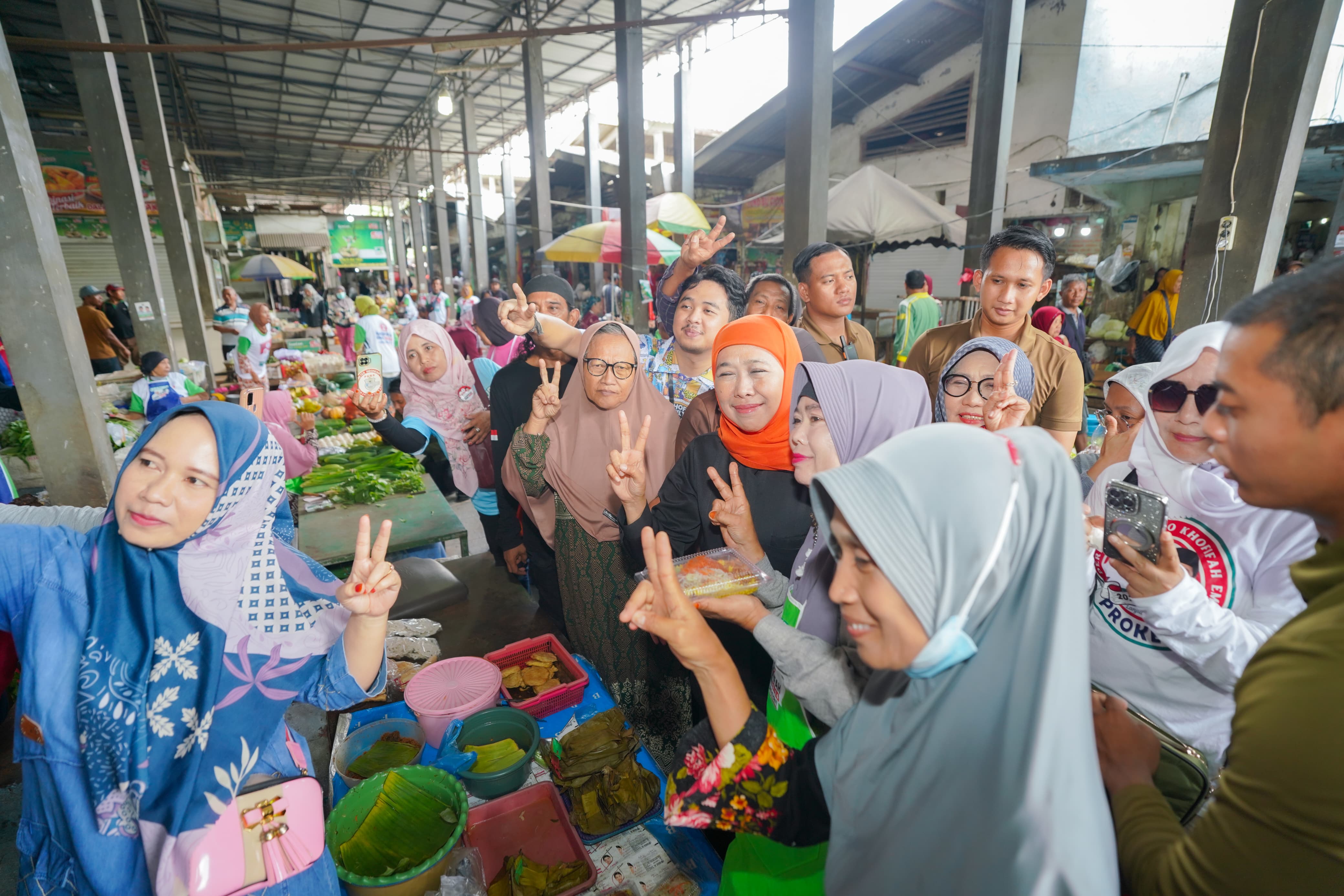 Cagub Jatim Khofifah Indar Parawansa bersama pedagang Pasar Sidoharjo, Lamongan.