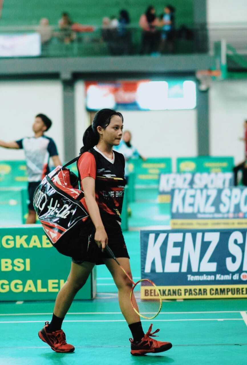 HEBAT: Qiswa Azahra Shifa Mukti berjalan di lapangan bulutangkis. Dia terus berupaya meningkatkan skill.