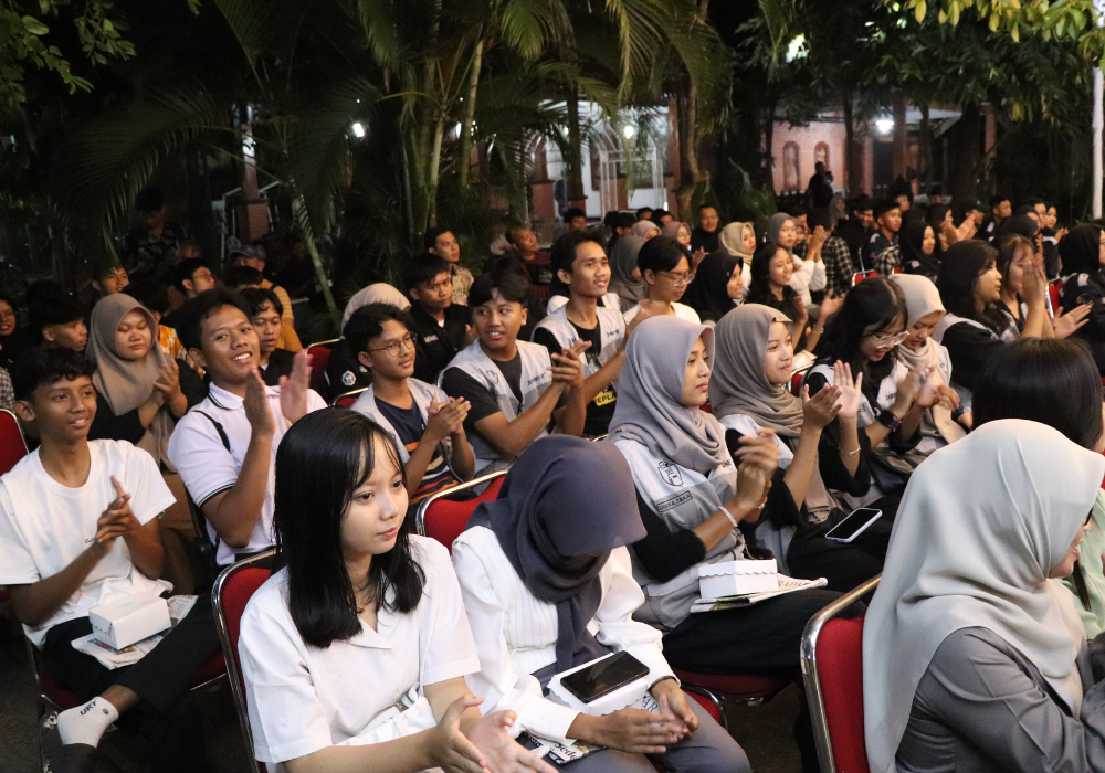 MERIAH: Para peserta RFF 2024 tampak menunggu pembacaan nominasi di Lotu&rsquo;s Garden Tulungagung pada Kamis (21/11) malam