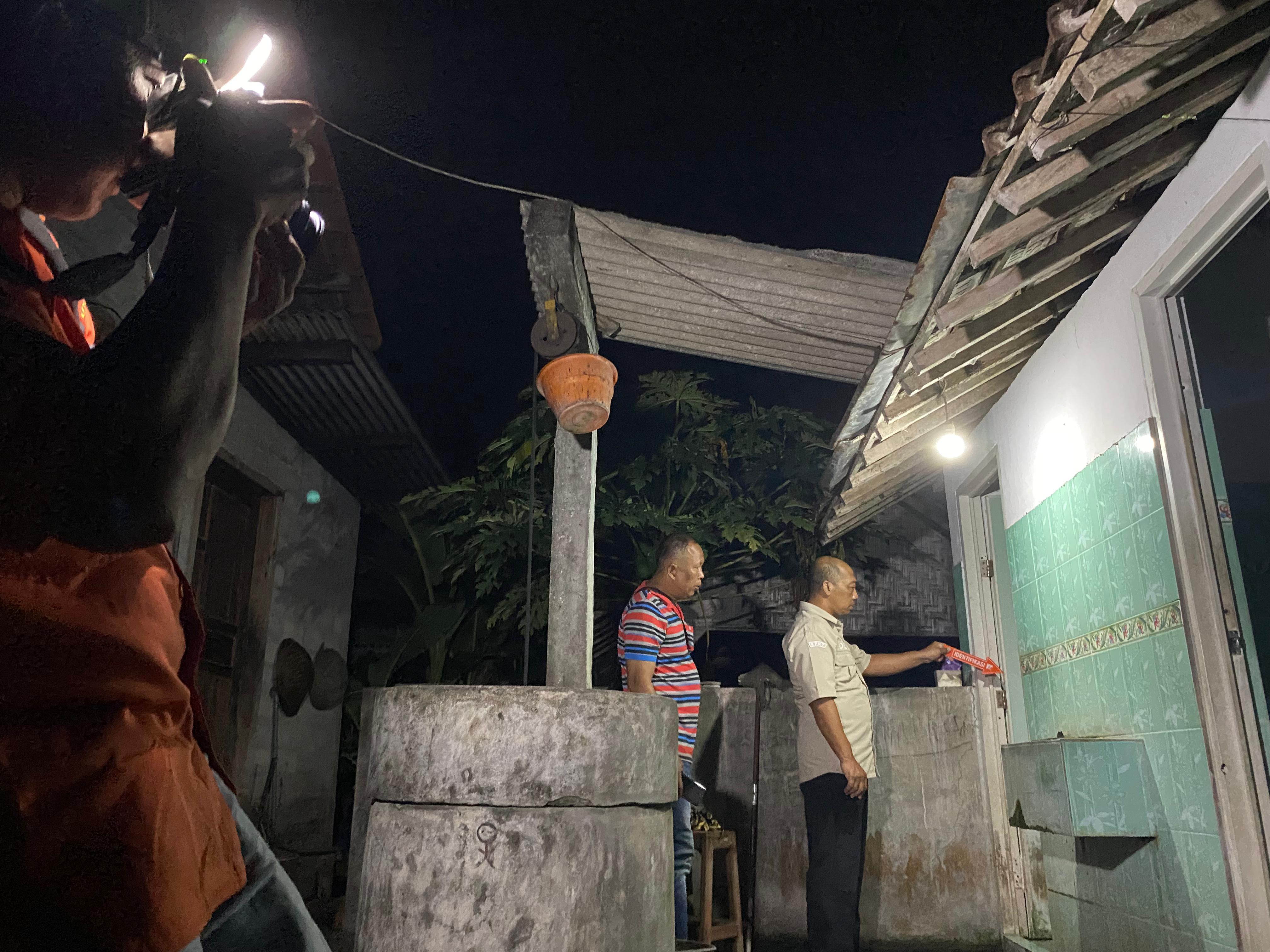 Inafis Polres Tulungagung melakukan olah TKP di lokasi bayi meninggal usai dilahirkan d Desa Pecuk, Kecamatan Pakel, Tulungagung. (DR PERDANA/RADAR TULUNGAGUNG)