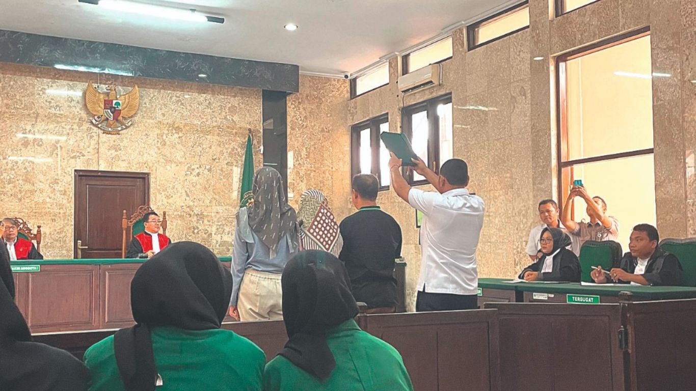 Proses persidangan kasus penggelapan uang di CV Denov Putra Brillian, di PN Tulungagung.