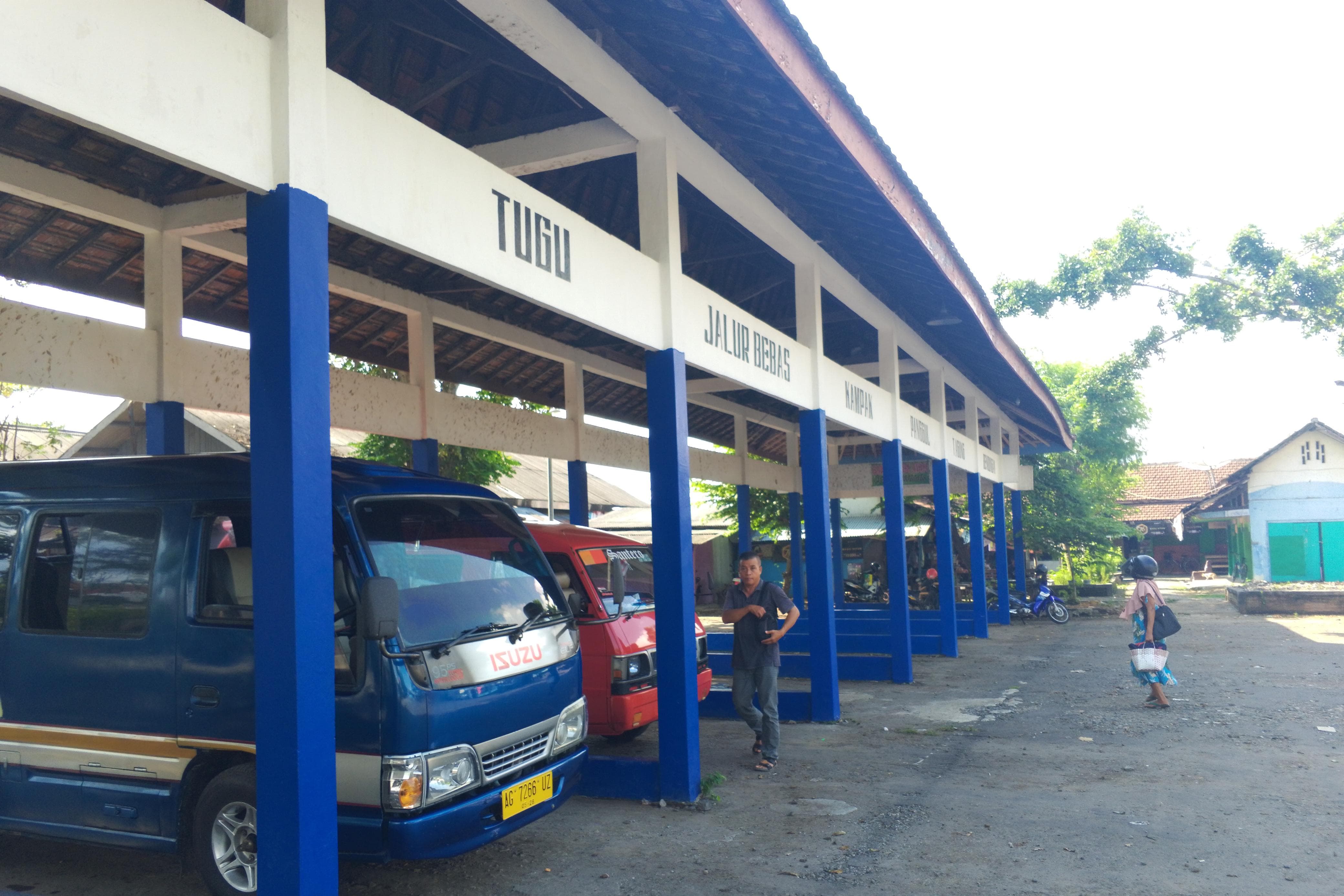 LENGANG: Kondisi terminal MPU di Trenggalek. meski sepi penumpang, namun masih bisa sumbang PAD