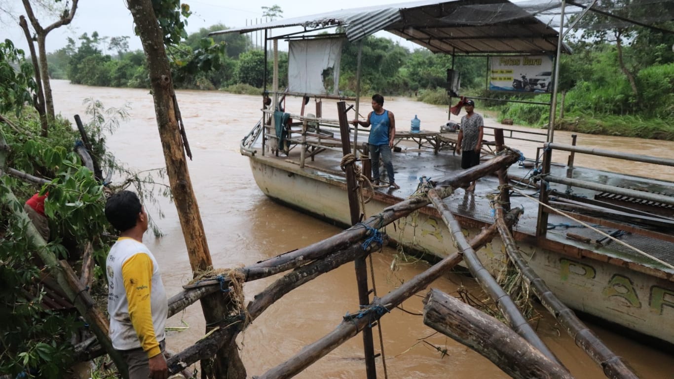 Sebuah perahu tambangan di Desa Pulosari, Kecamatan Ngunut, menepi karena debit air Sungai Brantas tinggi, kemarin (29/11).