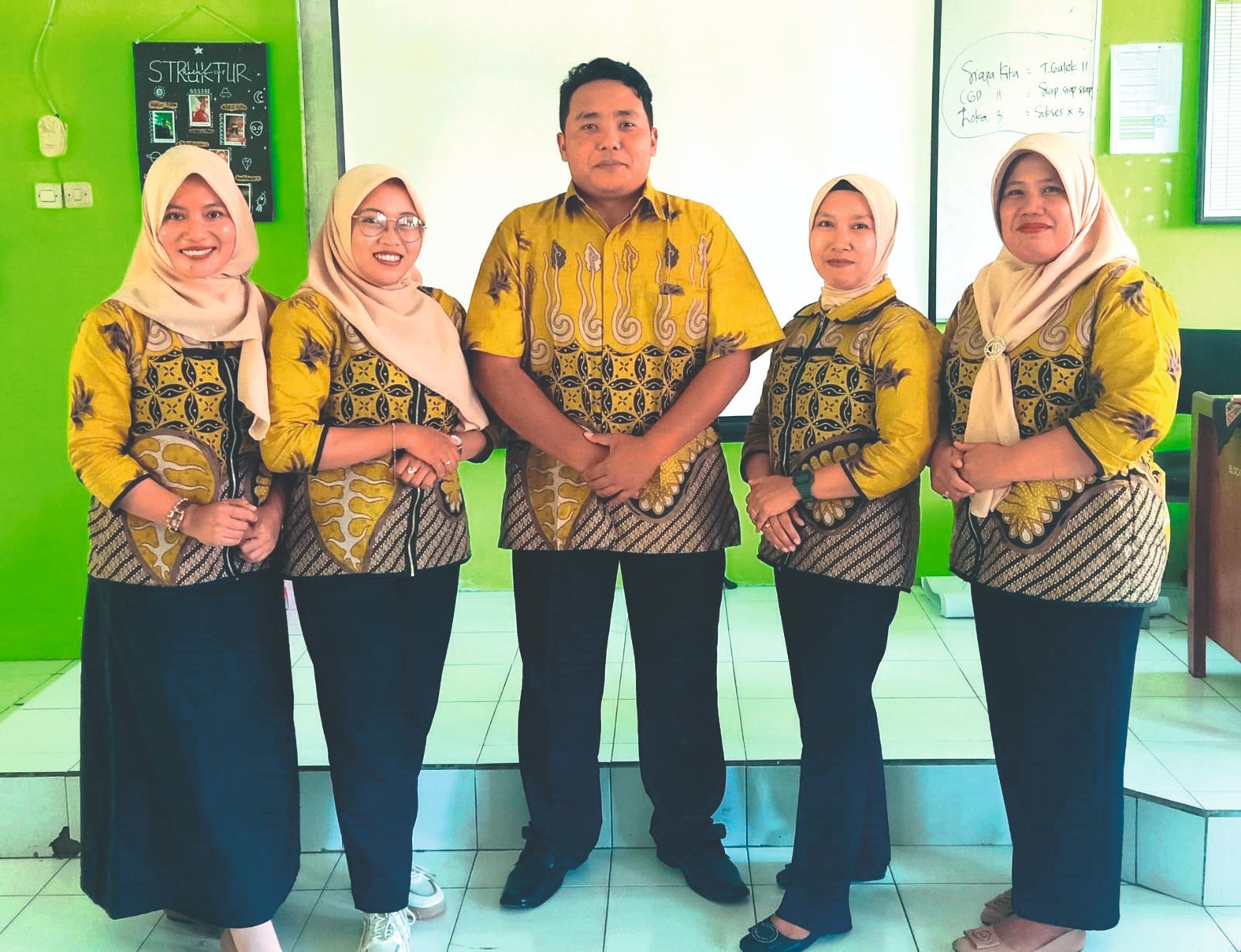 Dari kiri, Koiriyah, M.Pd (SMAN 1 Pule), Elsa Veby Maharsi, S.Pd (SDN 2 Sidomulyo), Koko Prianto, S.Pd (SDN 2 Puyung), Sri Pujiaprianti, S.Pd (SMPN 4 Pule Satap), Endri Purwaningrum, S.Pd (SMPN 3 Pule