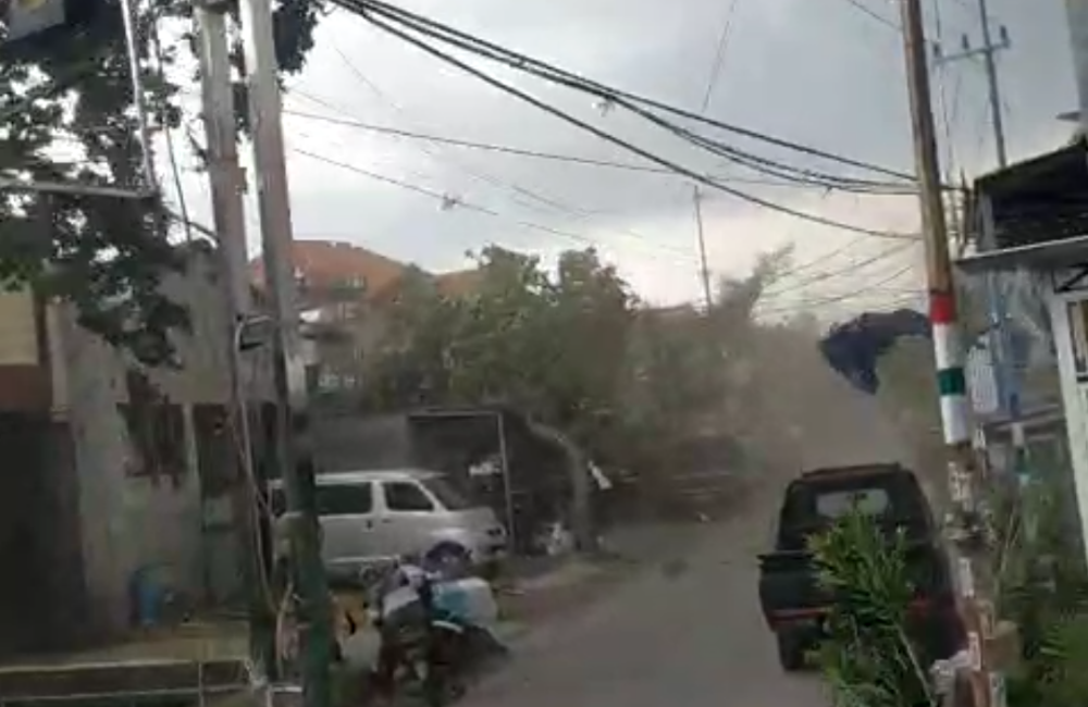 Hempasan angin puting beliung di Desa Ngingas, Kecamatan Waru, Sidoarjo.