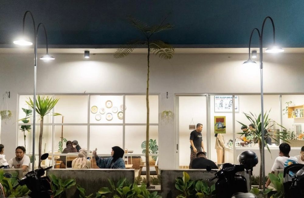 Suasana salah satu cafe di Trenggalek yang wajib kamu kunjungi untuk nongkrong santai bersama teman atau keluarga