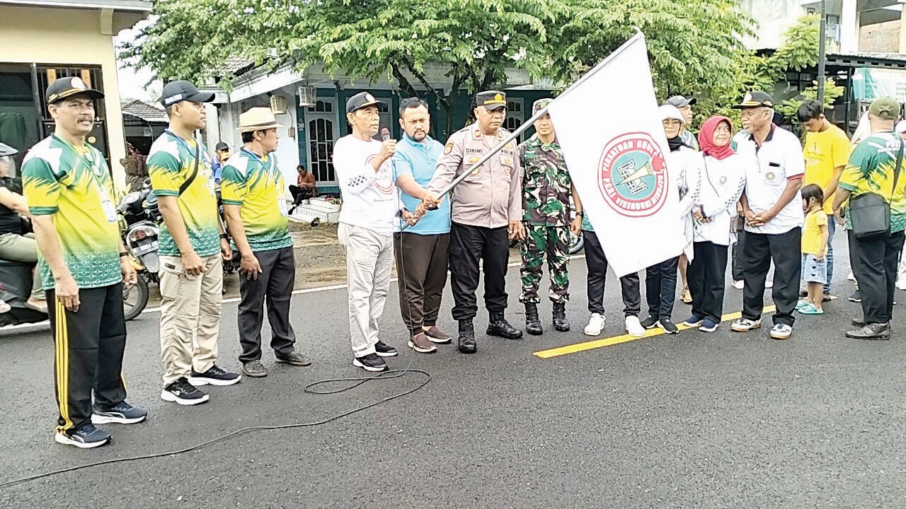 SEMANGAT: Ketua PGRI Kecamatan Munjungan Drs Muhadi beserta anggota yang didampingi Forkompimcam Munjungan membuka acara jalan sehat kemarin (1/12) pagi.