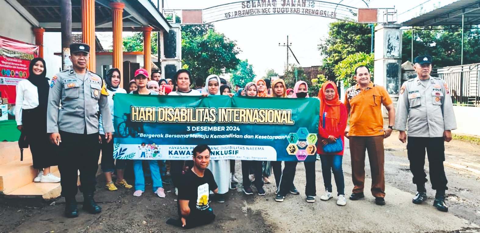 SEMANGAT: Disabilitas berfoto bersama camat dan kapolsek Tugu sebelum jalan sehat bersama warga.