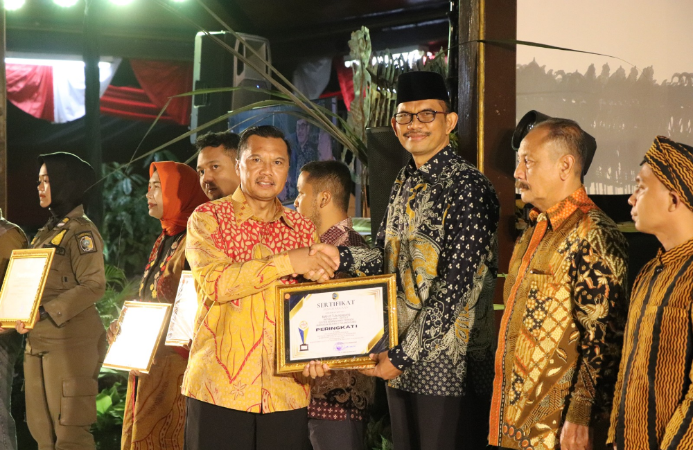Kepala MAN 2 Tulungagung Drs. H. Mohamad Dopir M. Pd. I menerima penghargaan langsung dari Sekda Tulungagung Drs. Tri Hariadi M.Si, pada acara puncak di Pendopo Kongas Arum Kusumaning Bangsa.