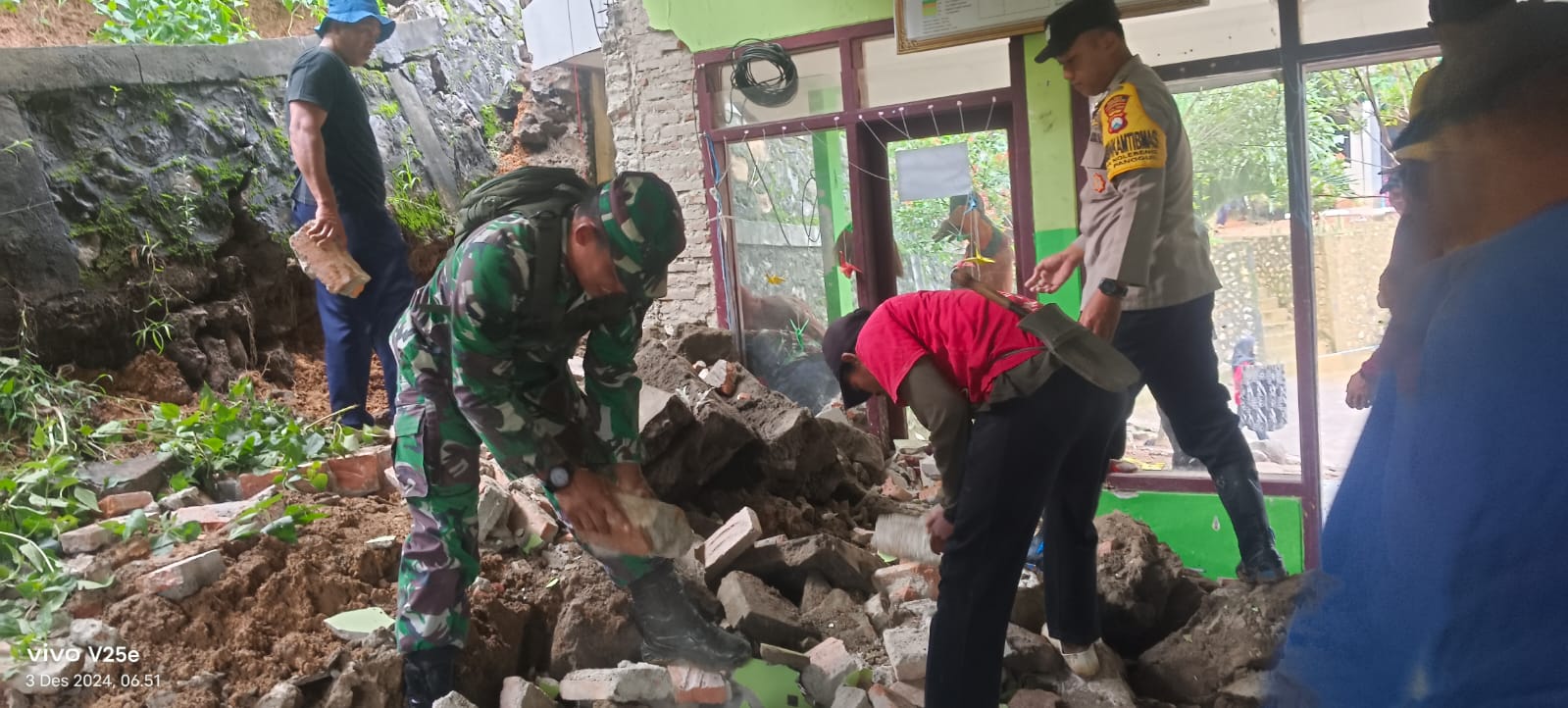SIGAP: Tim gabungan membersihkan material longsor yang menghancurkan dinding salah satu sekolah di Kecamatan Panggul.