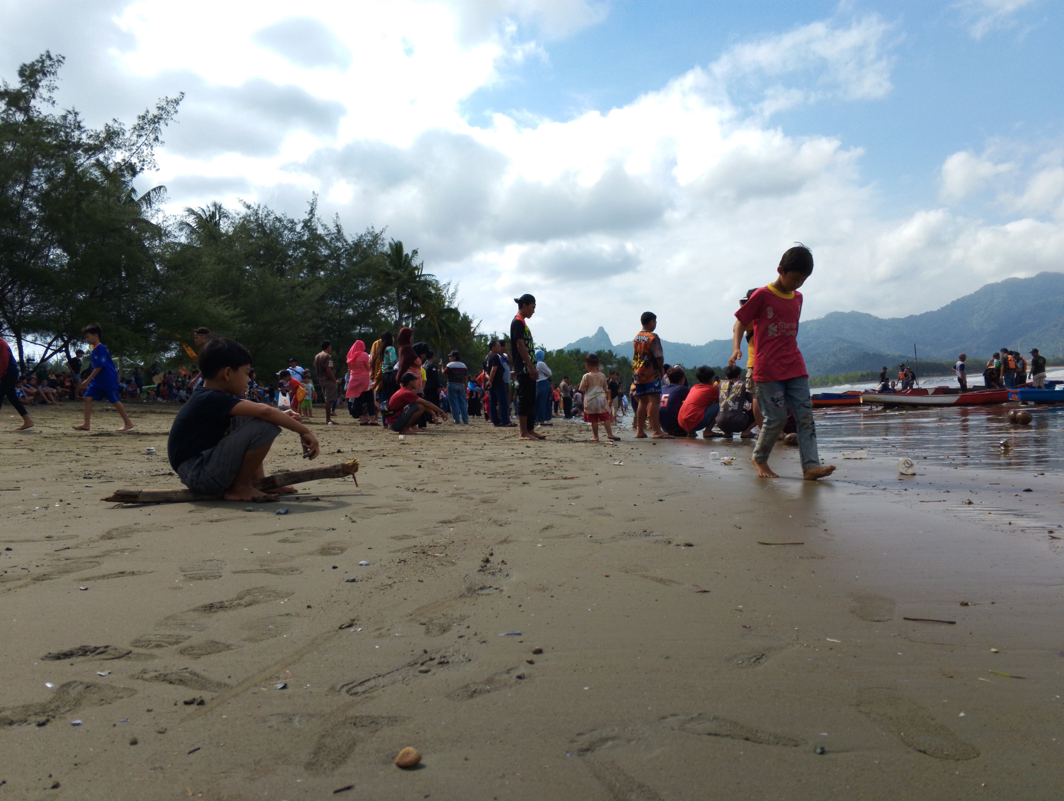 ASYIK: Wisatawan salah satu pantai di Trenggalek menikmati keindahan alam.